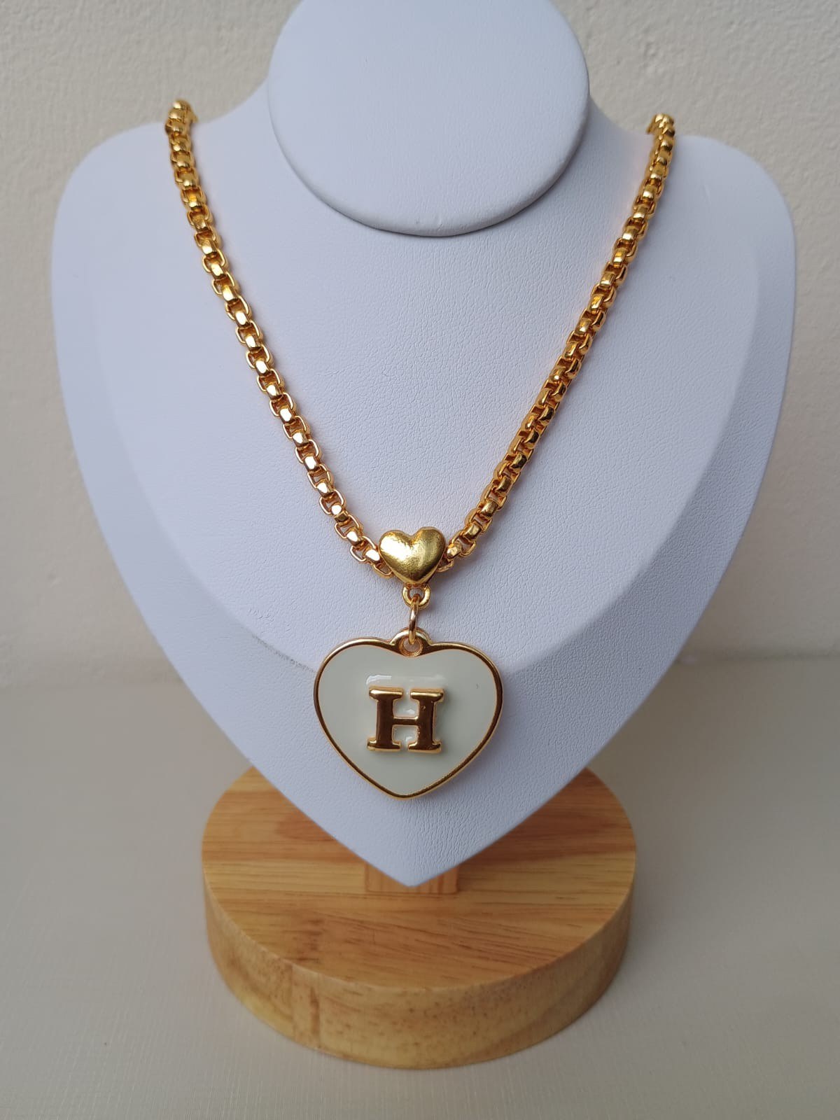Colar de coração letra H