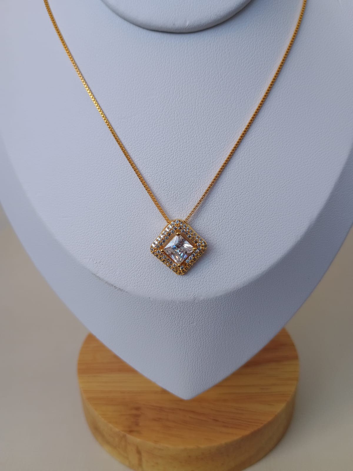 Colar quadradinho com ponto de luz e zircônias