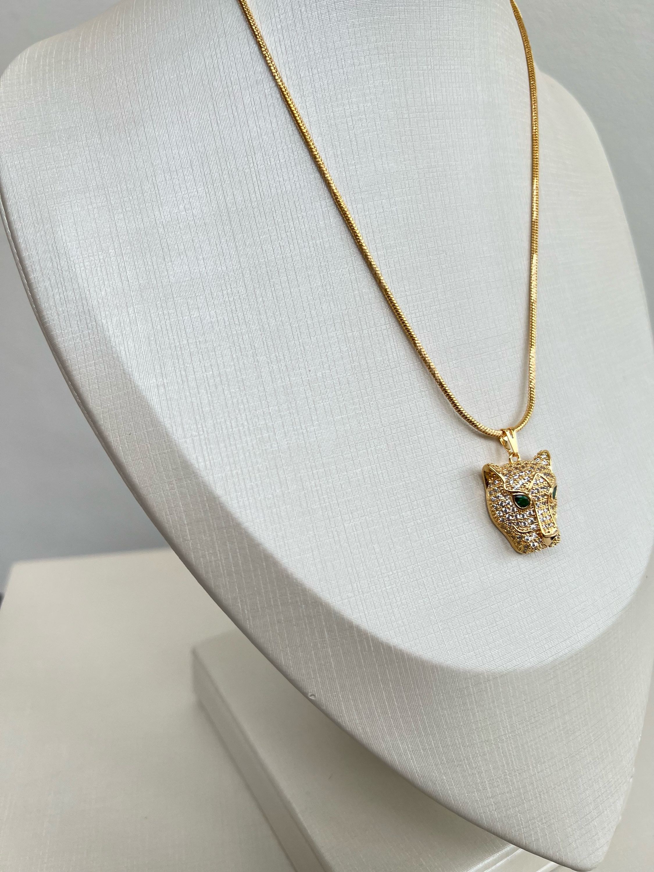 Choker pingente tigre cravejado de strass