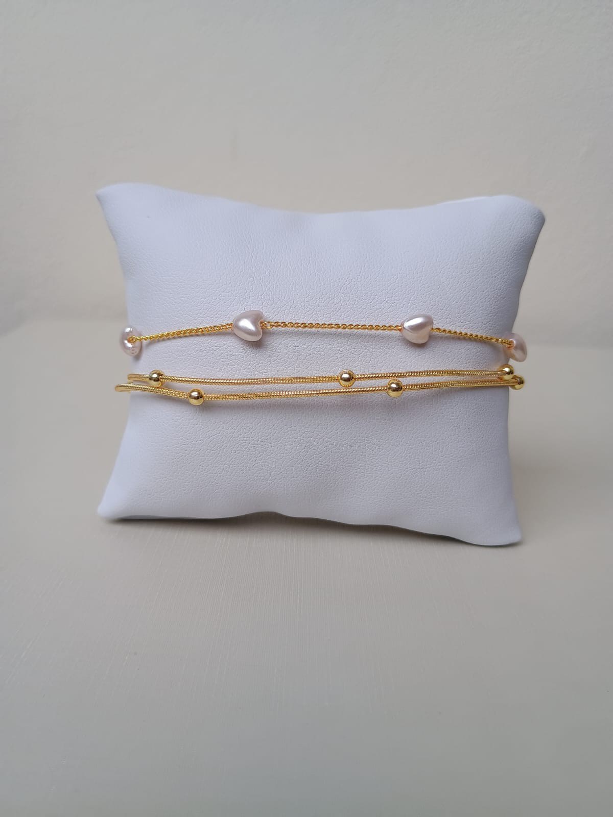 Trio de pulseiras com pérolas de coração