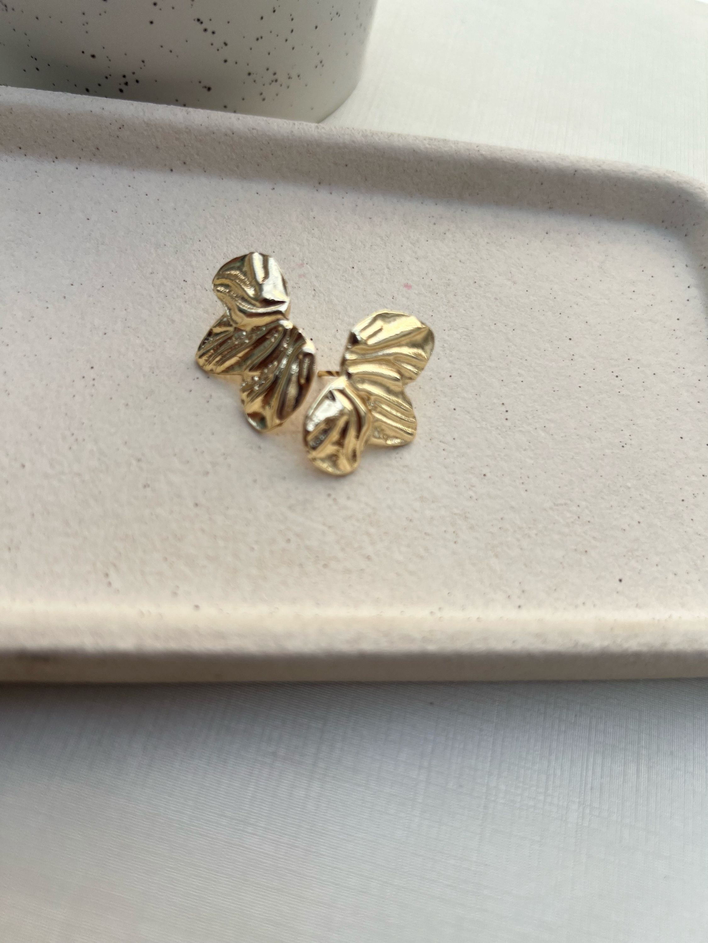 Brinco modelo pétala