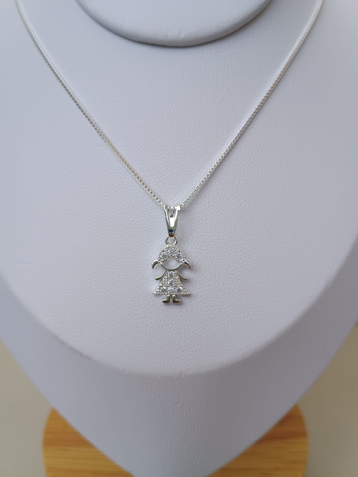 Colar com pingente de menina cravejada com zircônias