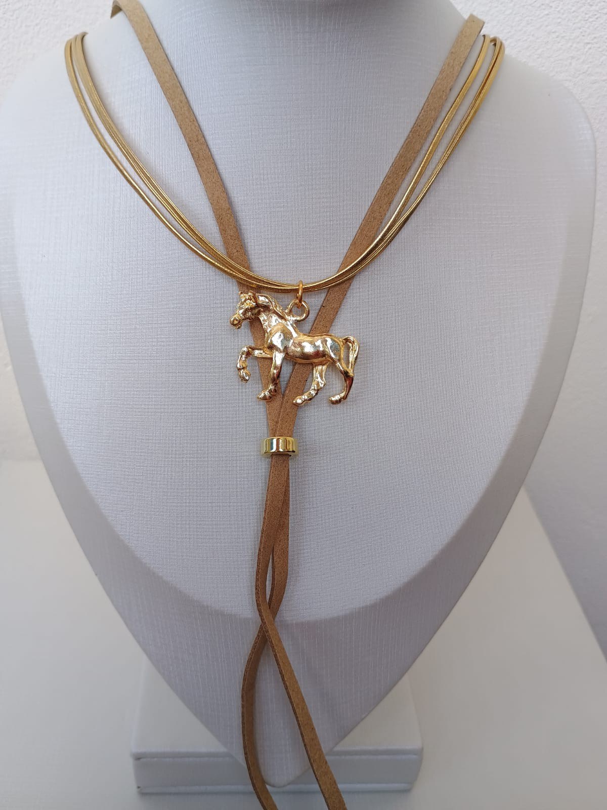 Colar country com pingente de cavalo