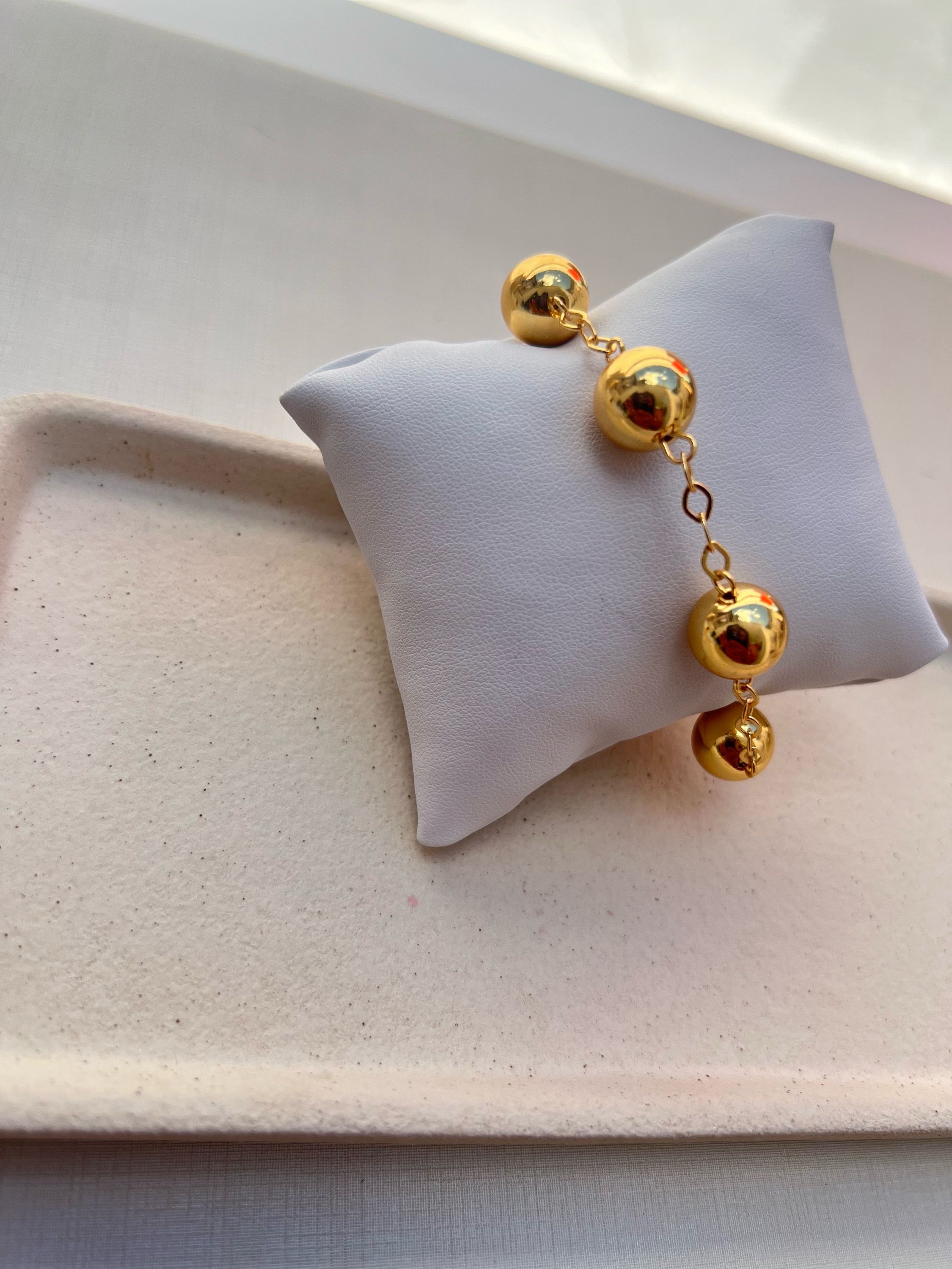 Pulseira bolinhas douradas