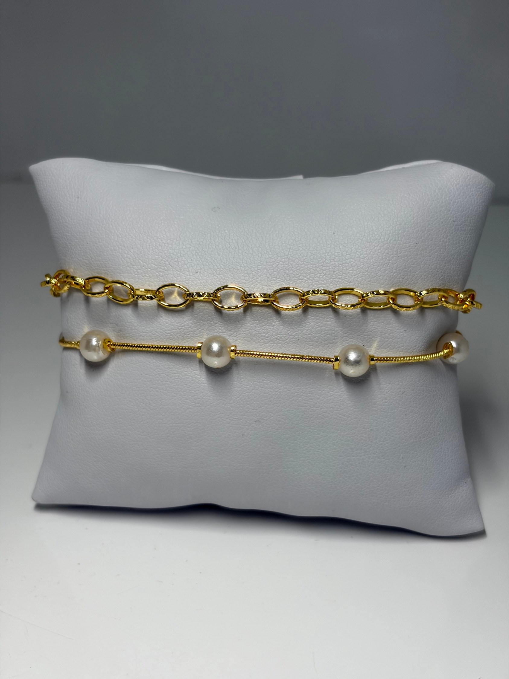 Pulseira dupla com pérolas e elos