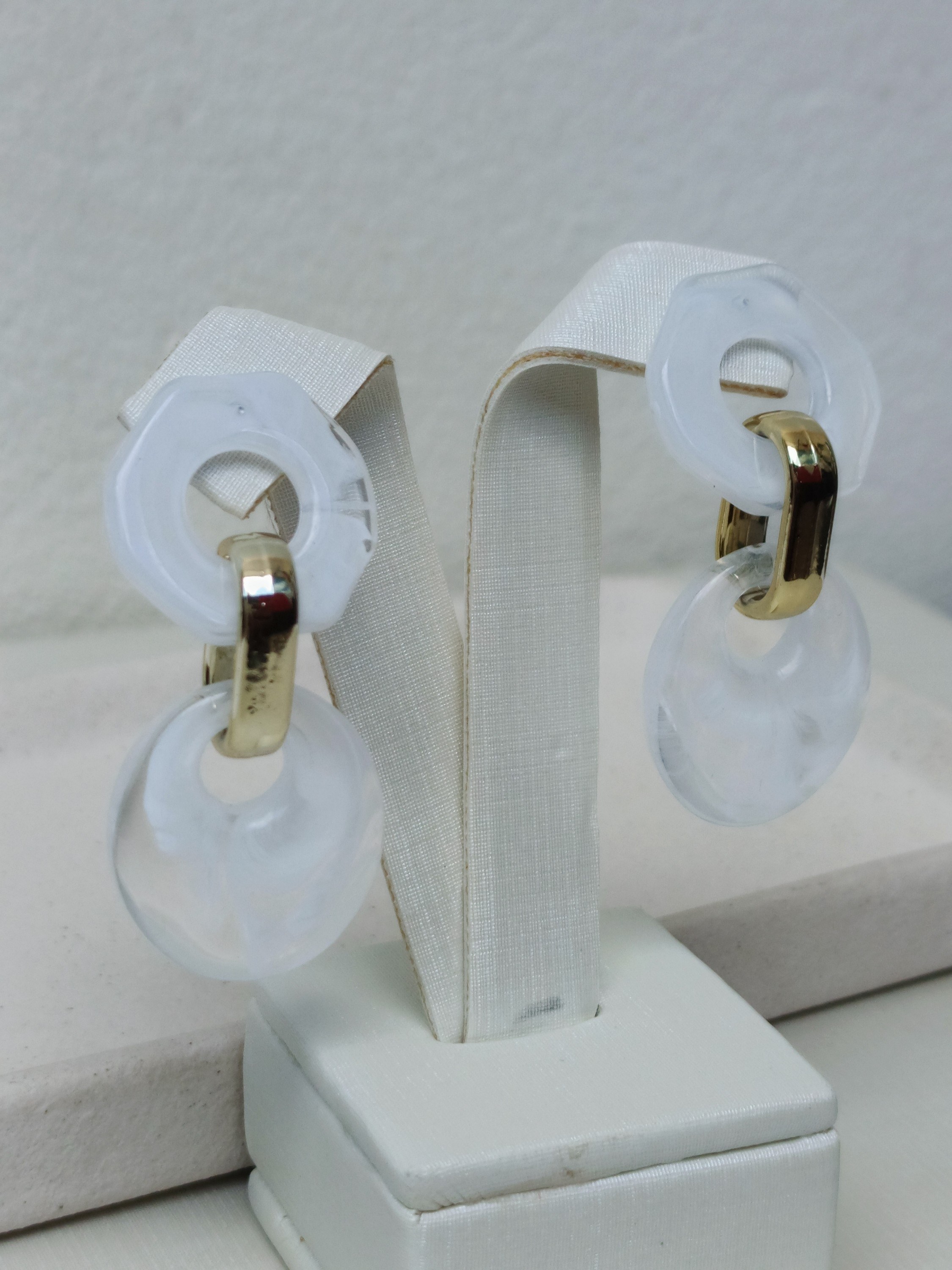 Brinco marmorizado com elo dourado