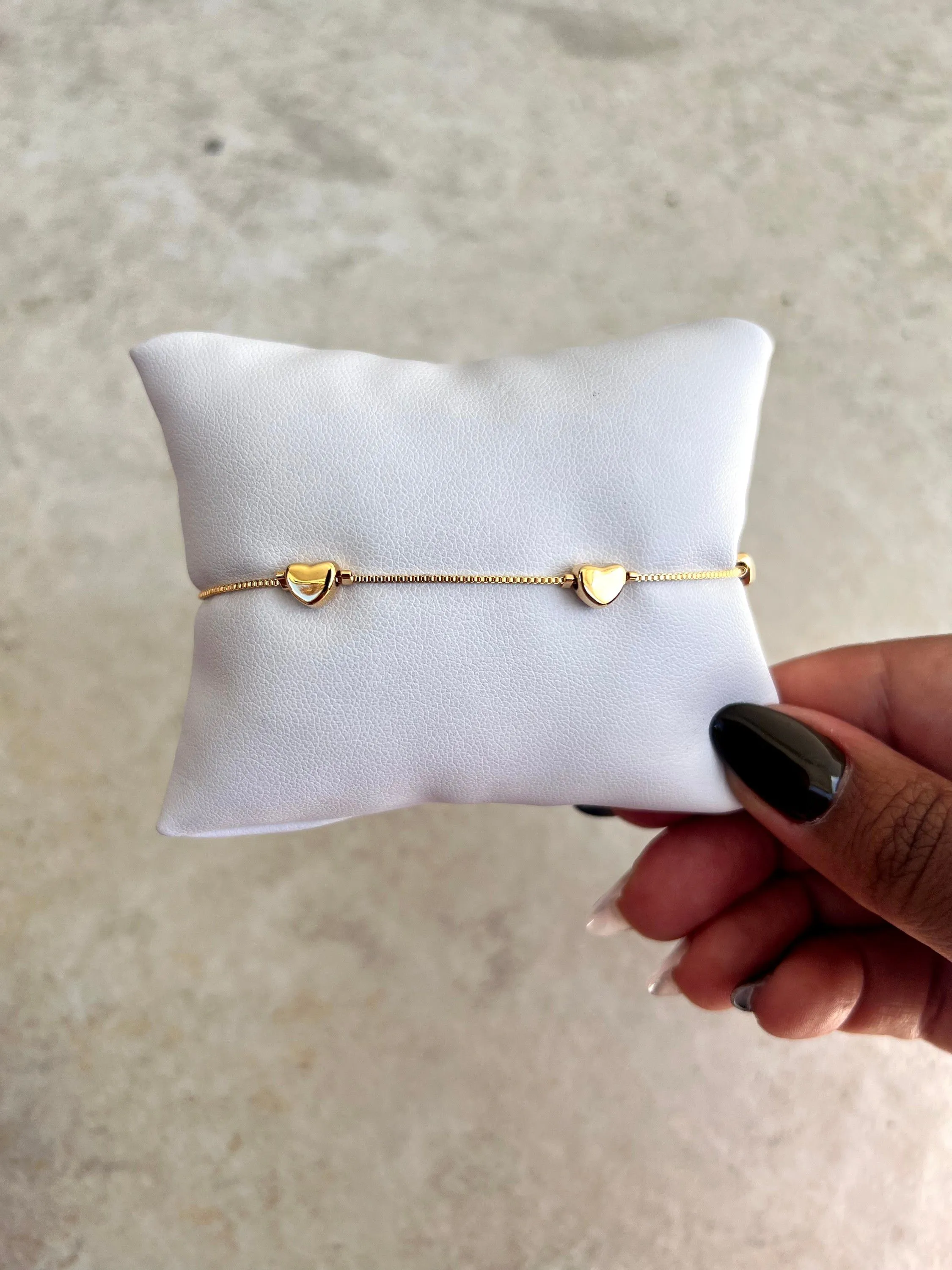 Pulseira corações pequenos delicada