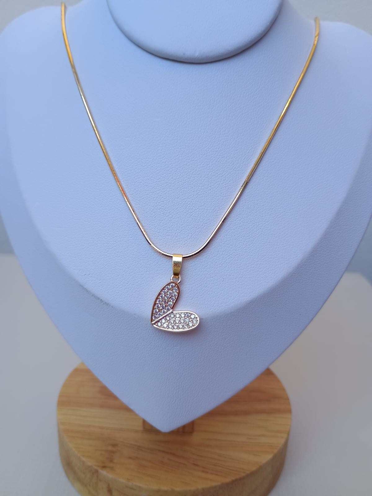 Colar com pingente de coração cravejado