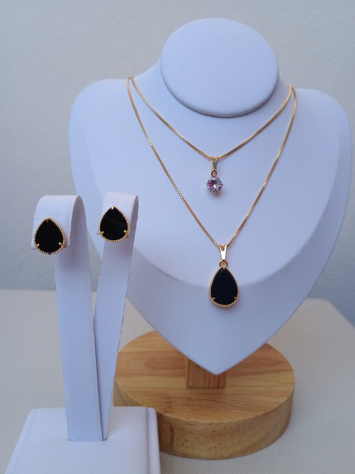 Conjunto com gota preta e ponto de luz