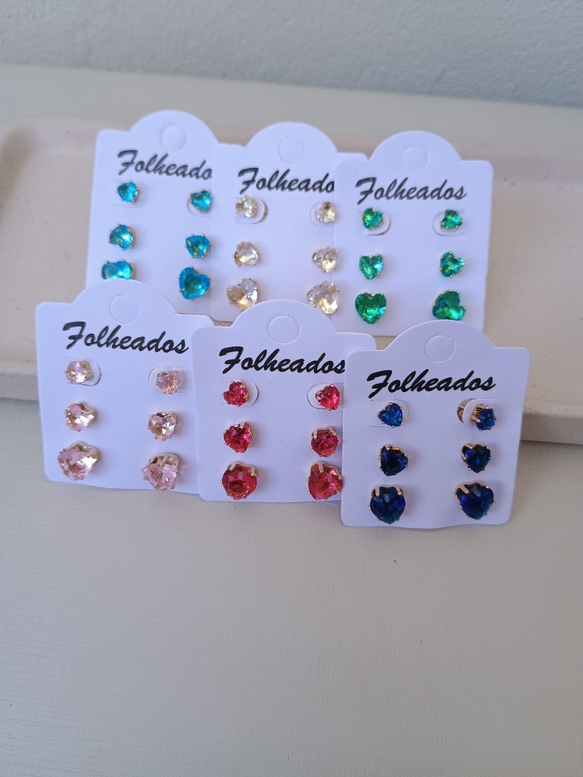 Trio de brincos de corações cristalinos