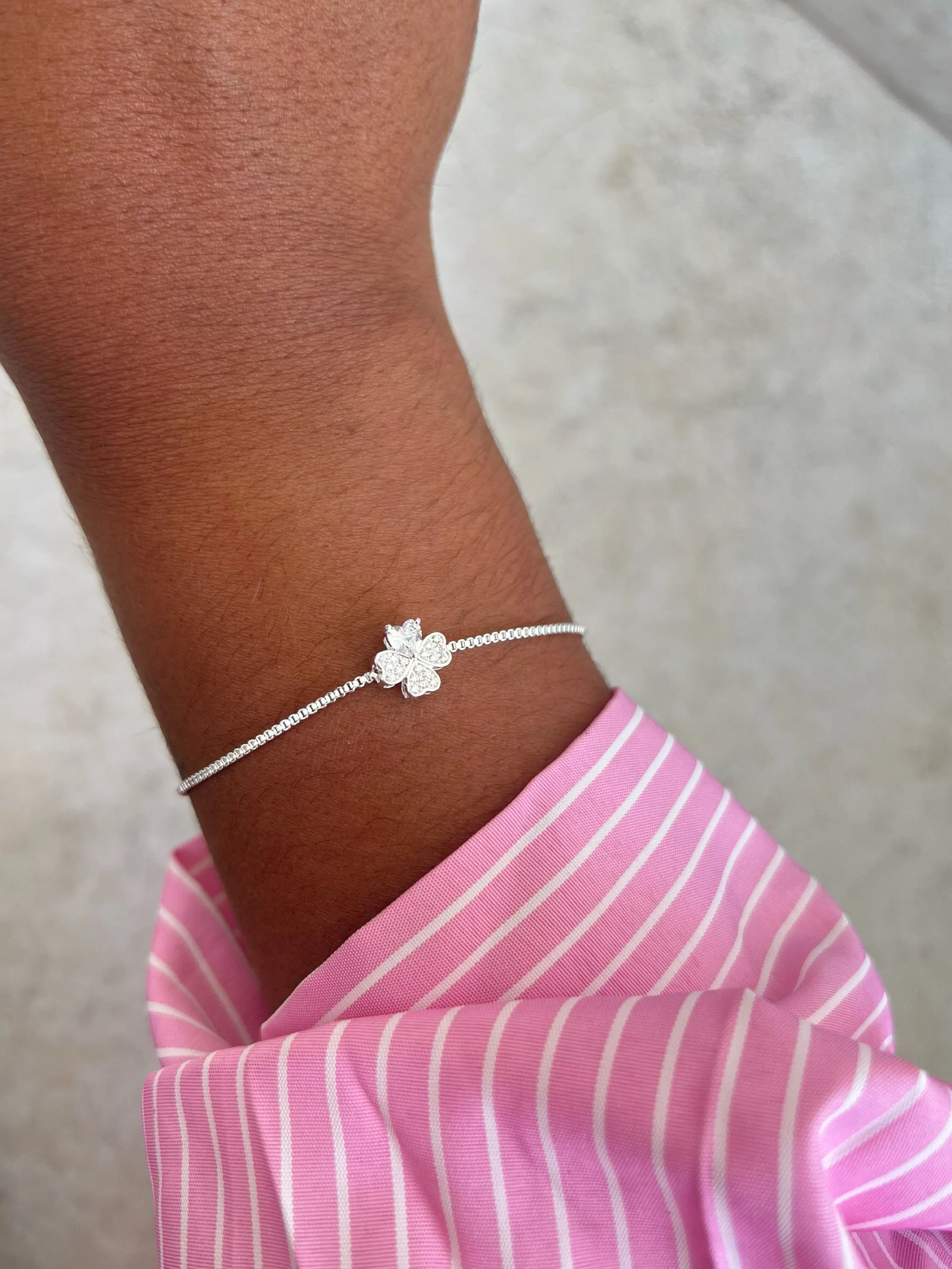 Pulseira gravata pingente trevo