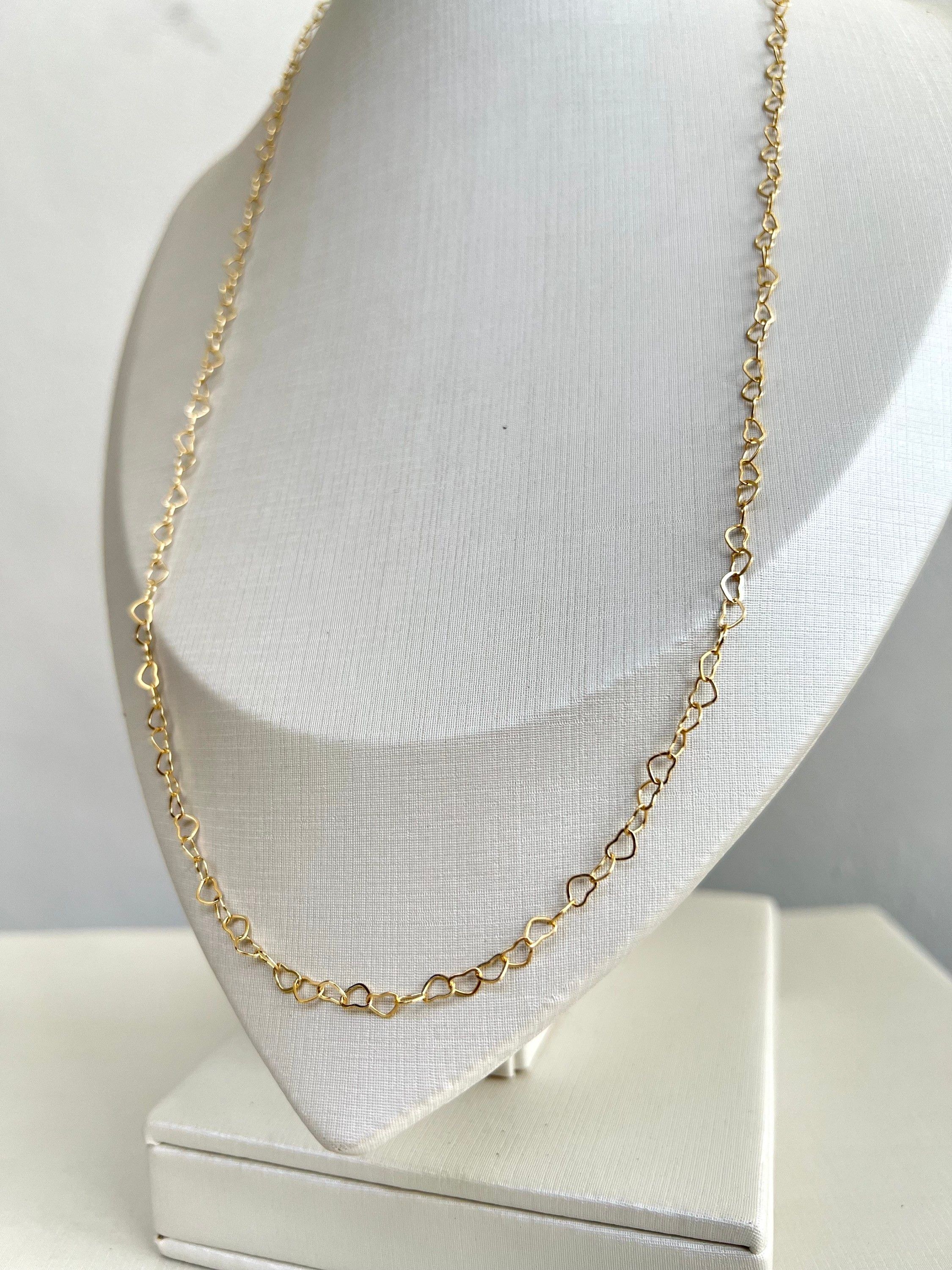 Colar longuinho delicado com elos coração