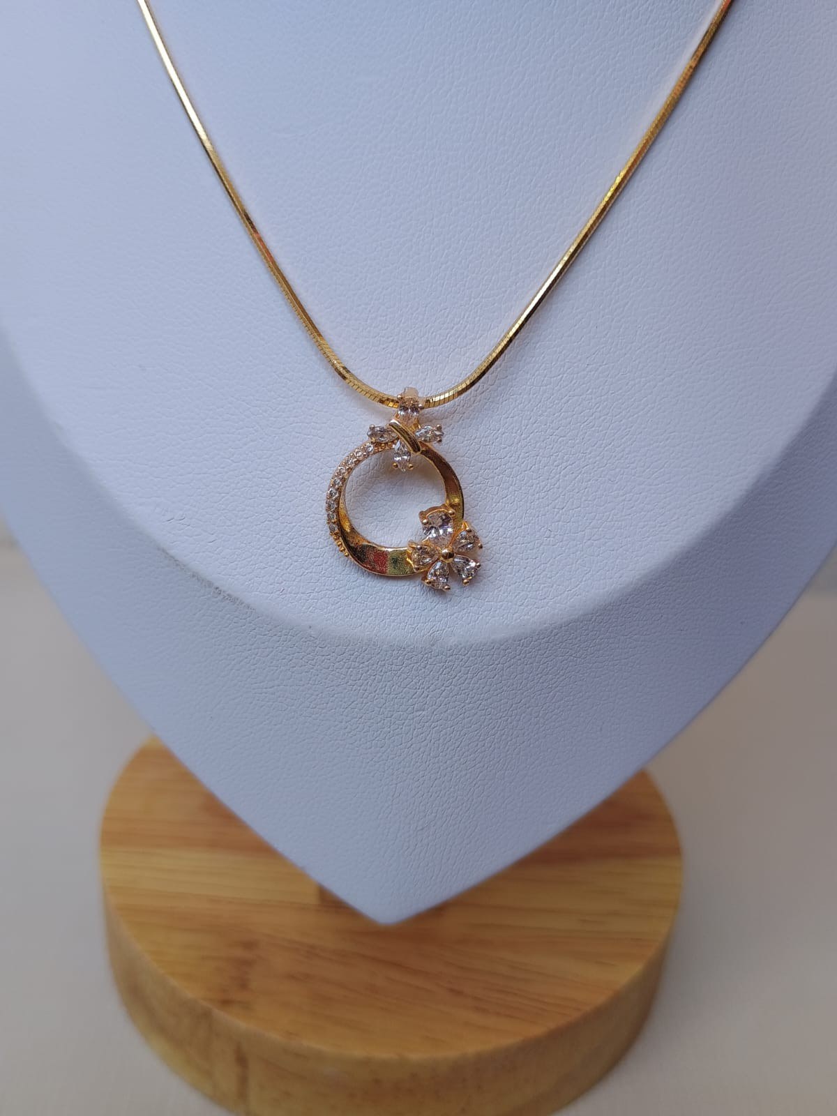 Colar com pingente circular delicado com zircônia