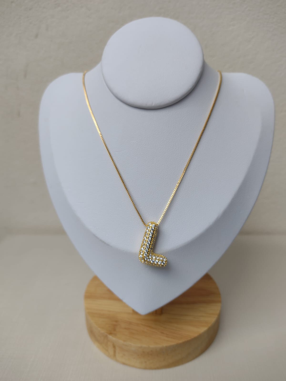 Colar com letra L cravejada com zircônias
