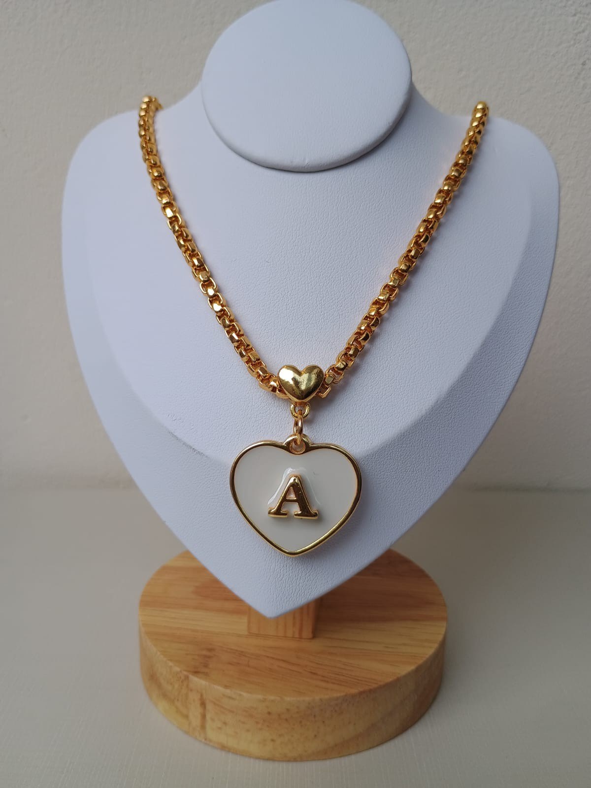 Colar de coração com letra A