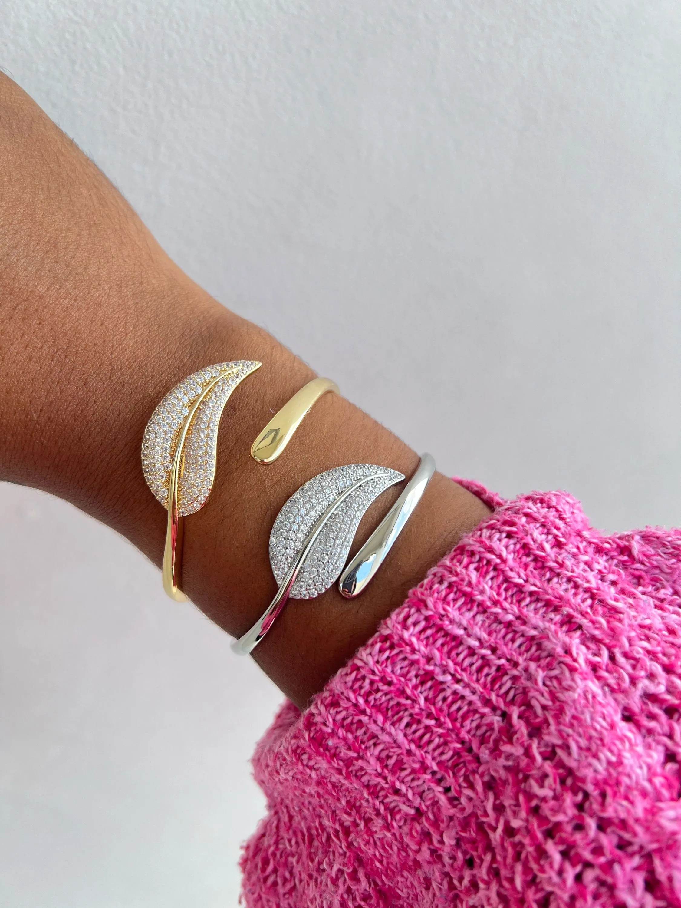 Bracelete folha cravejado de strass