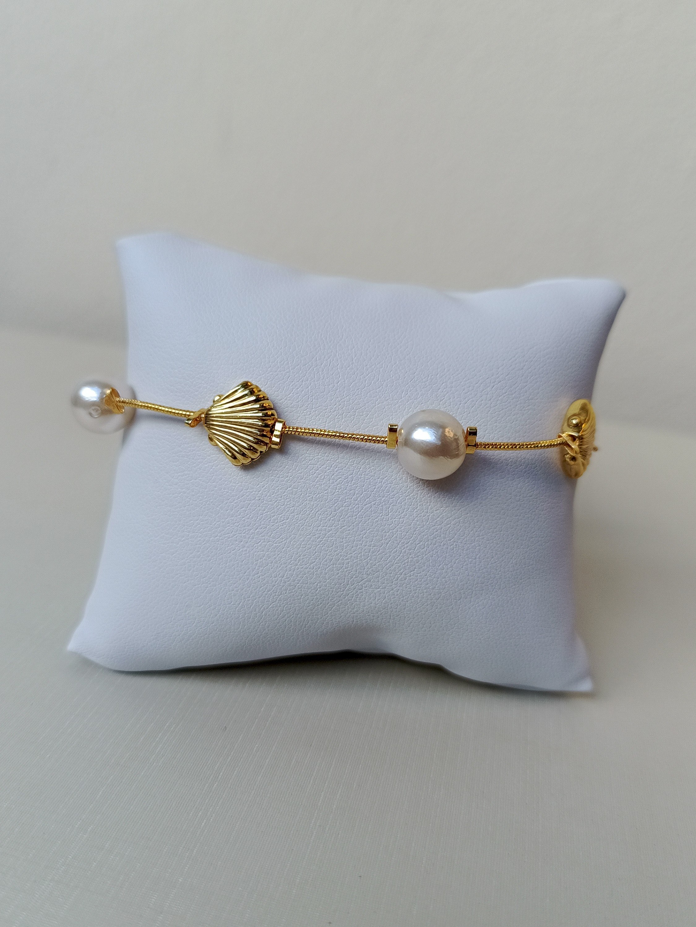 Pulseira com pérolas e conchas