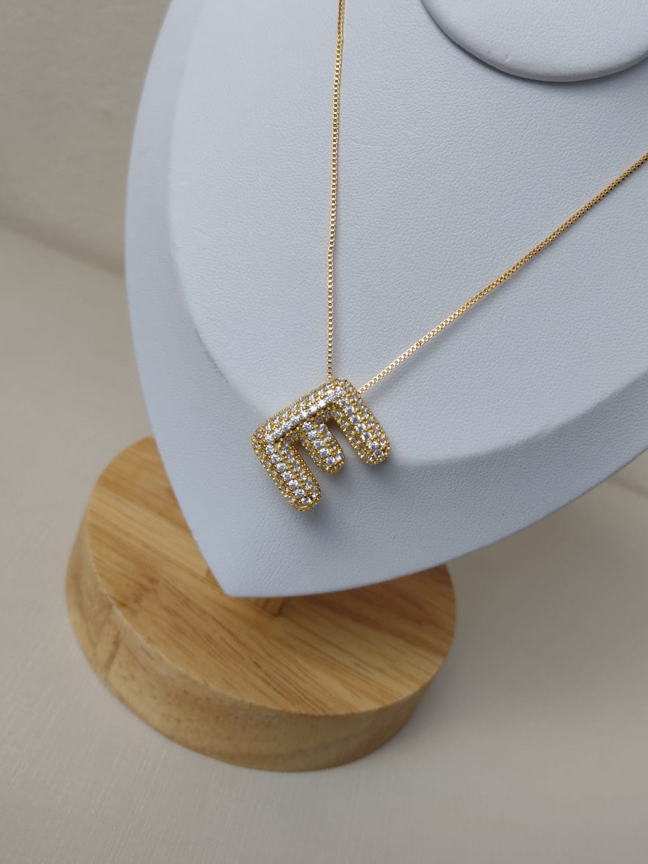 Colar com letra E cravejado com zircônias