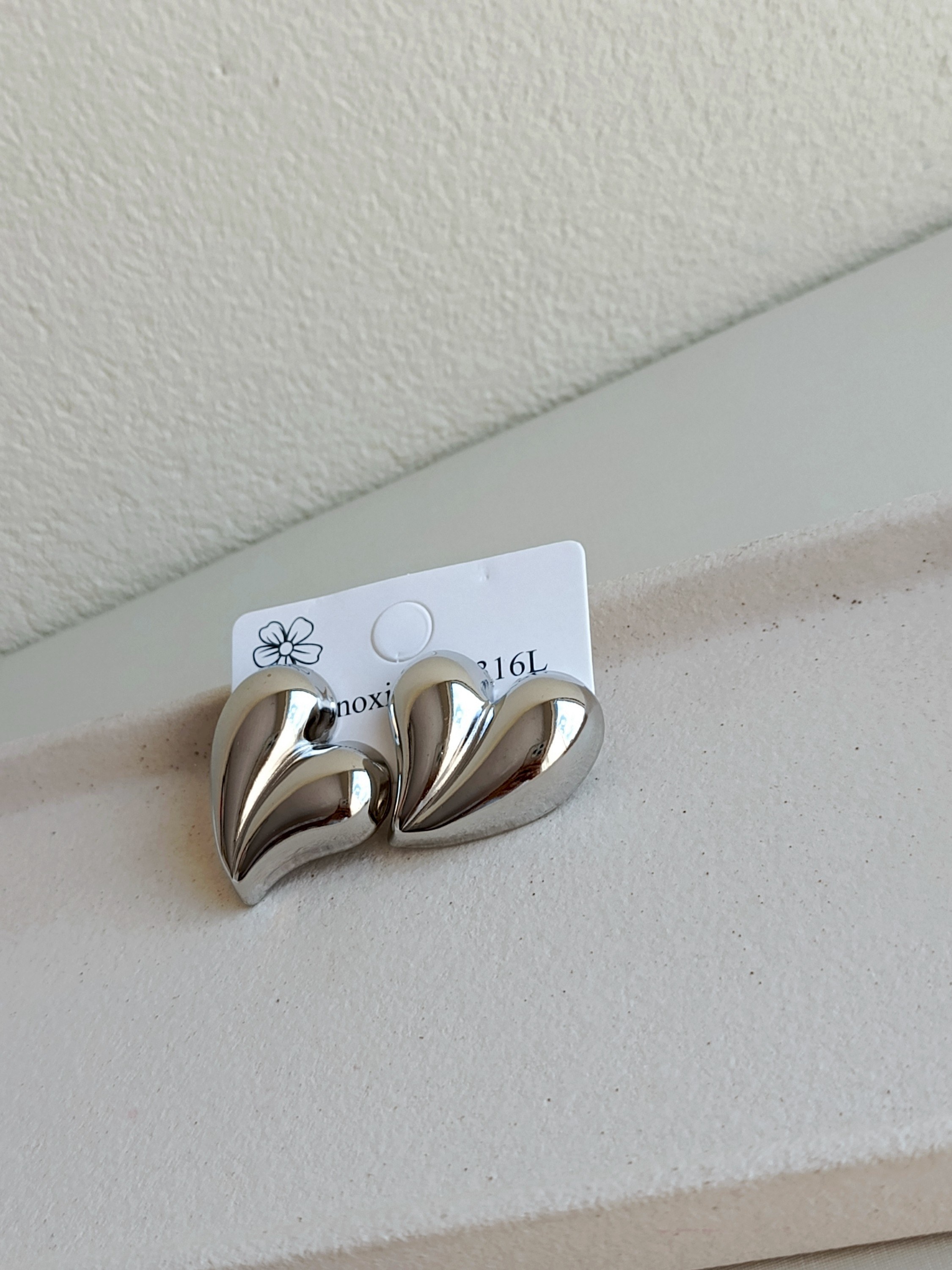 Brinco de coração esculpido