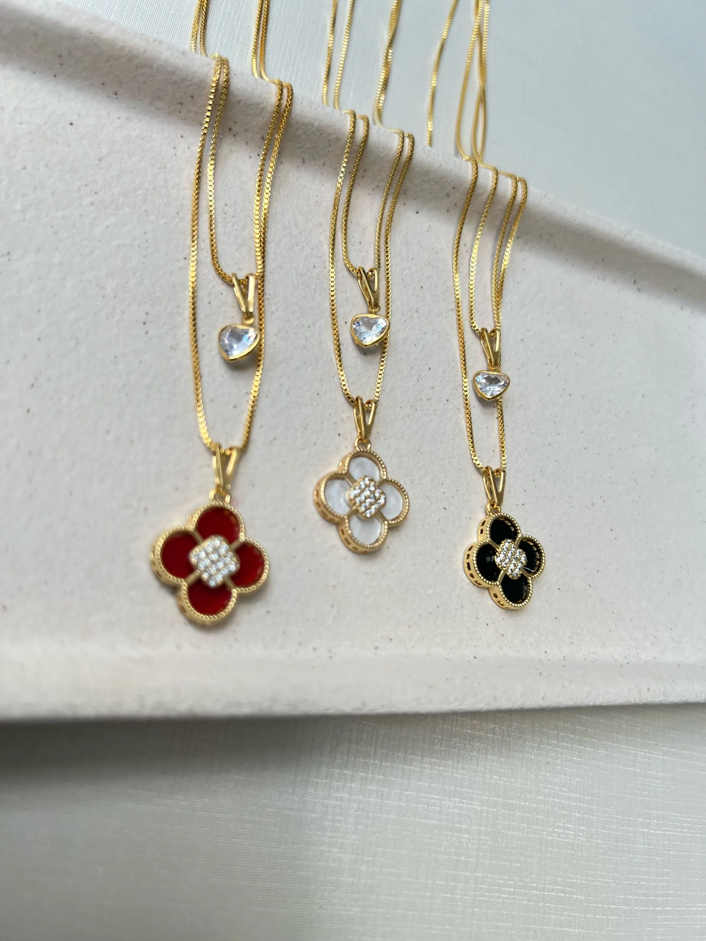 Colar duplo pingente trevo