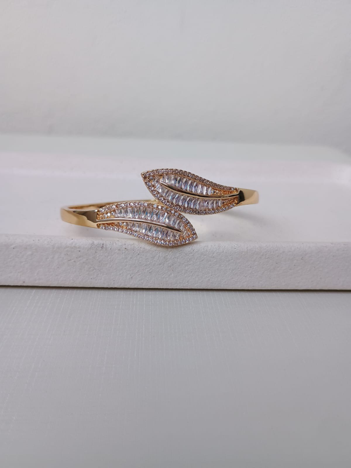 Bracelete de folha com zircônias