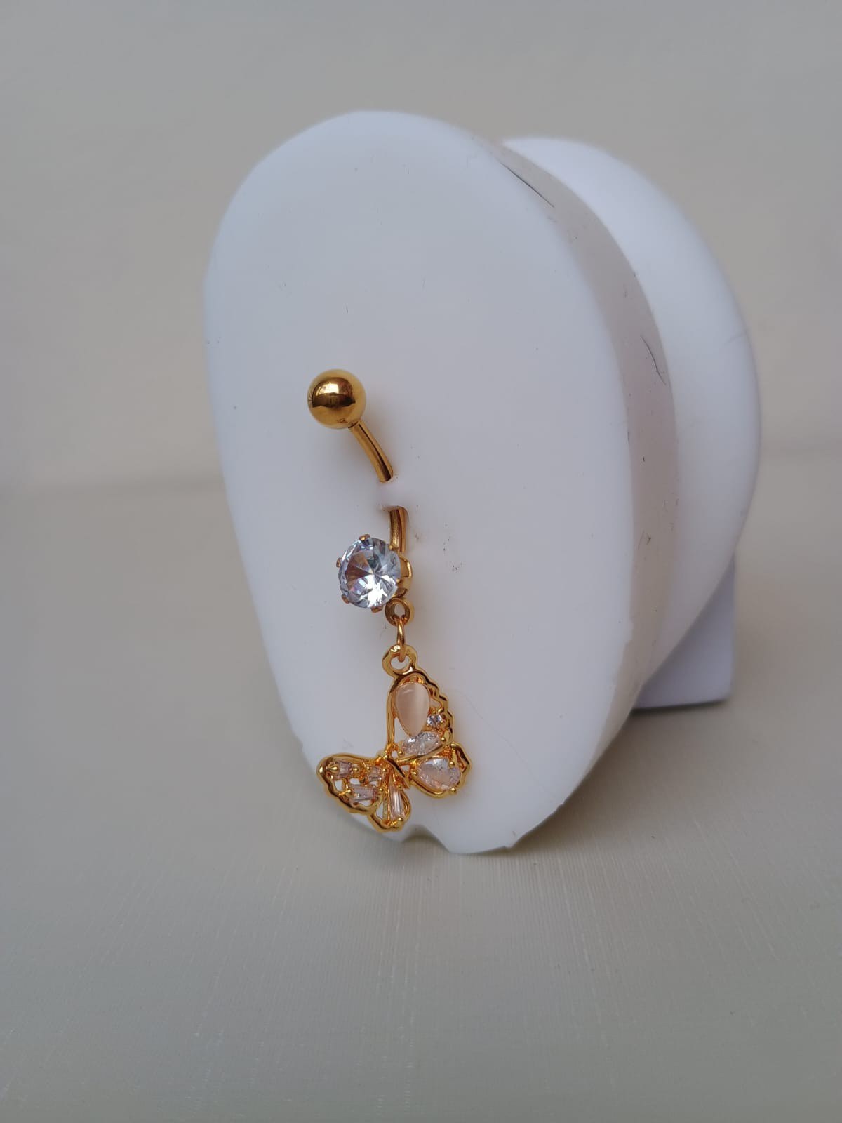 Piercing de borboleta com detalhes em zircônias