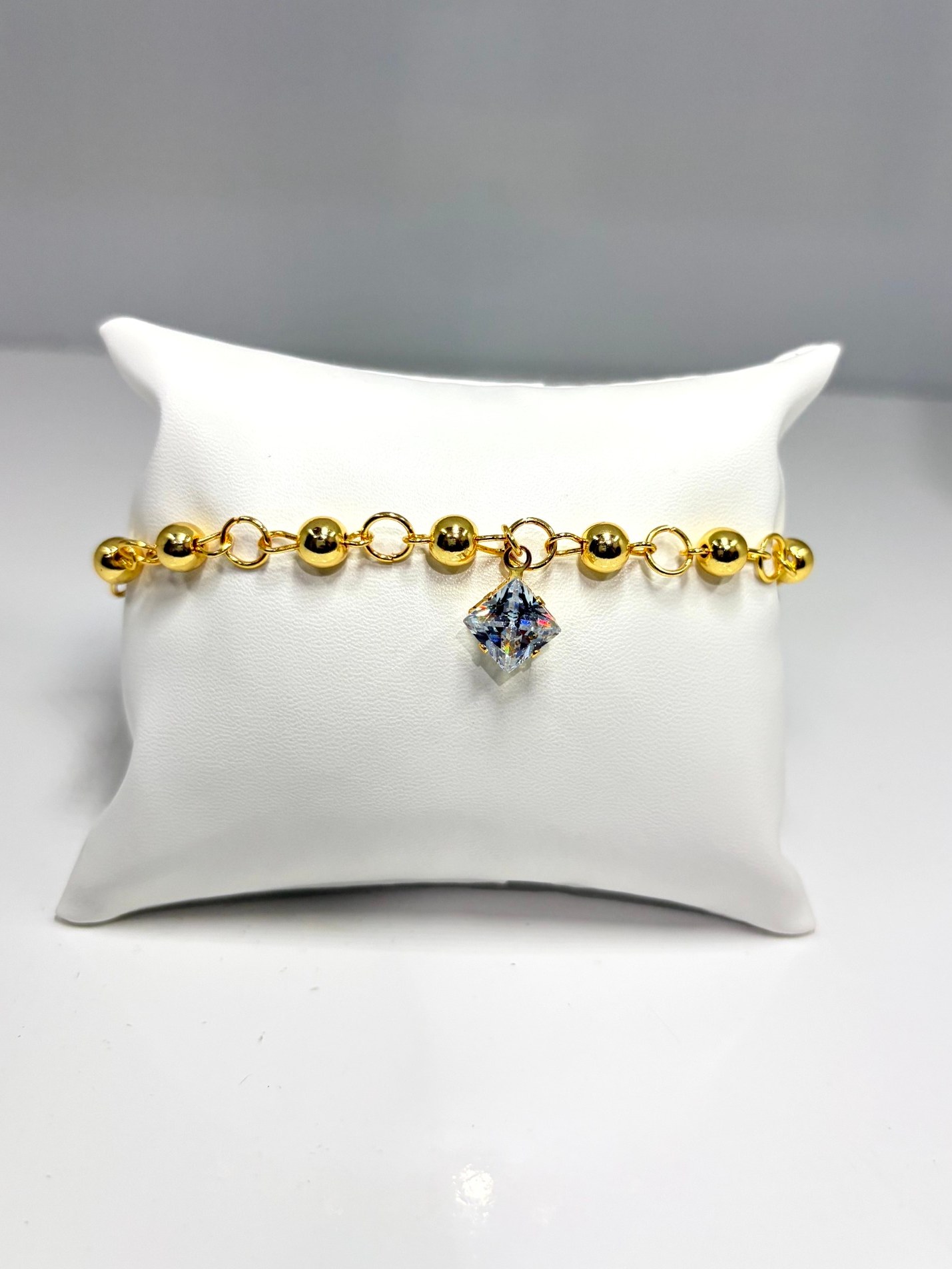 Pulseira com bolinhas e pingente de zircônia