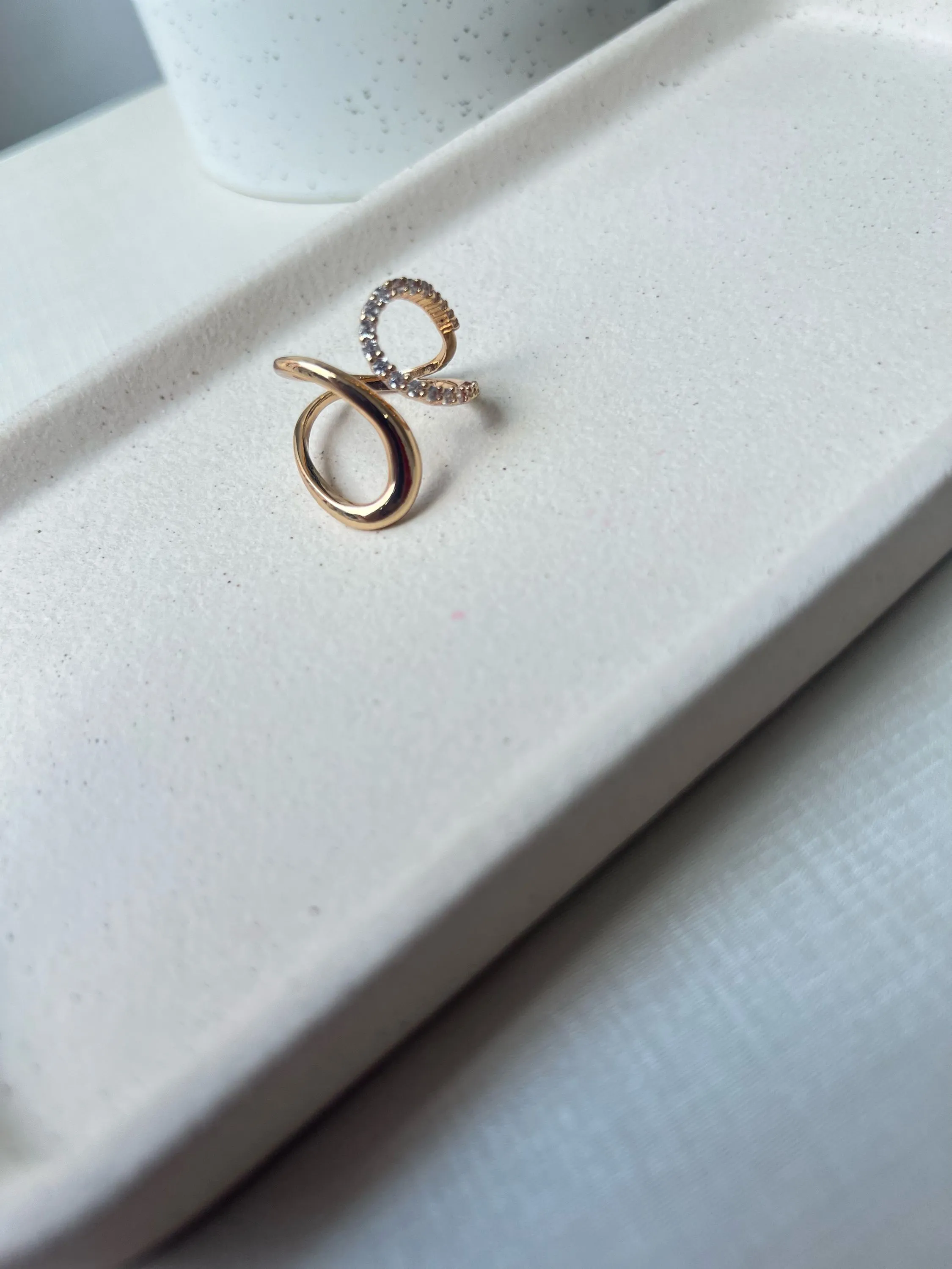 Anel com detalhes em strass