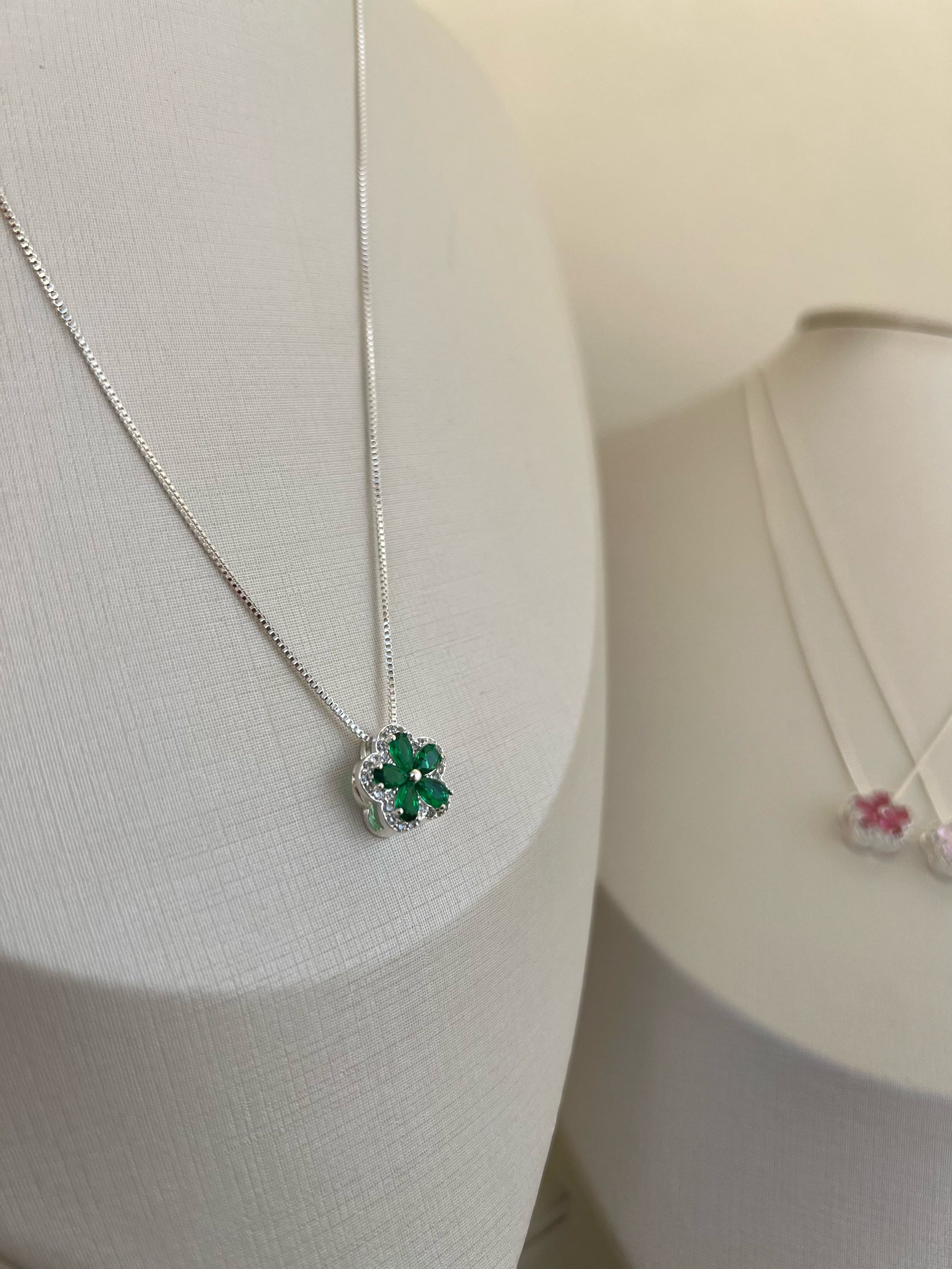 Colar pingente flor cravejado de strass