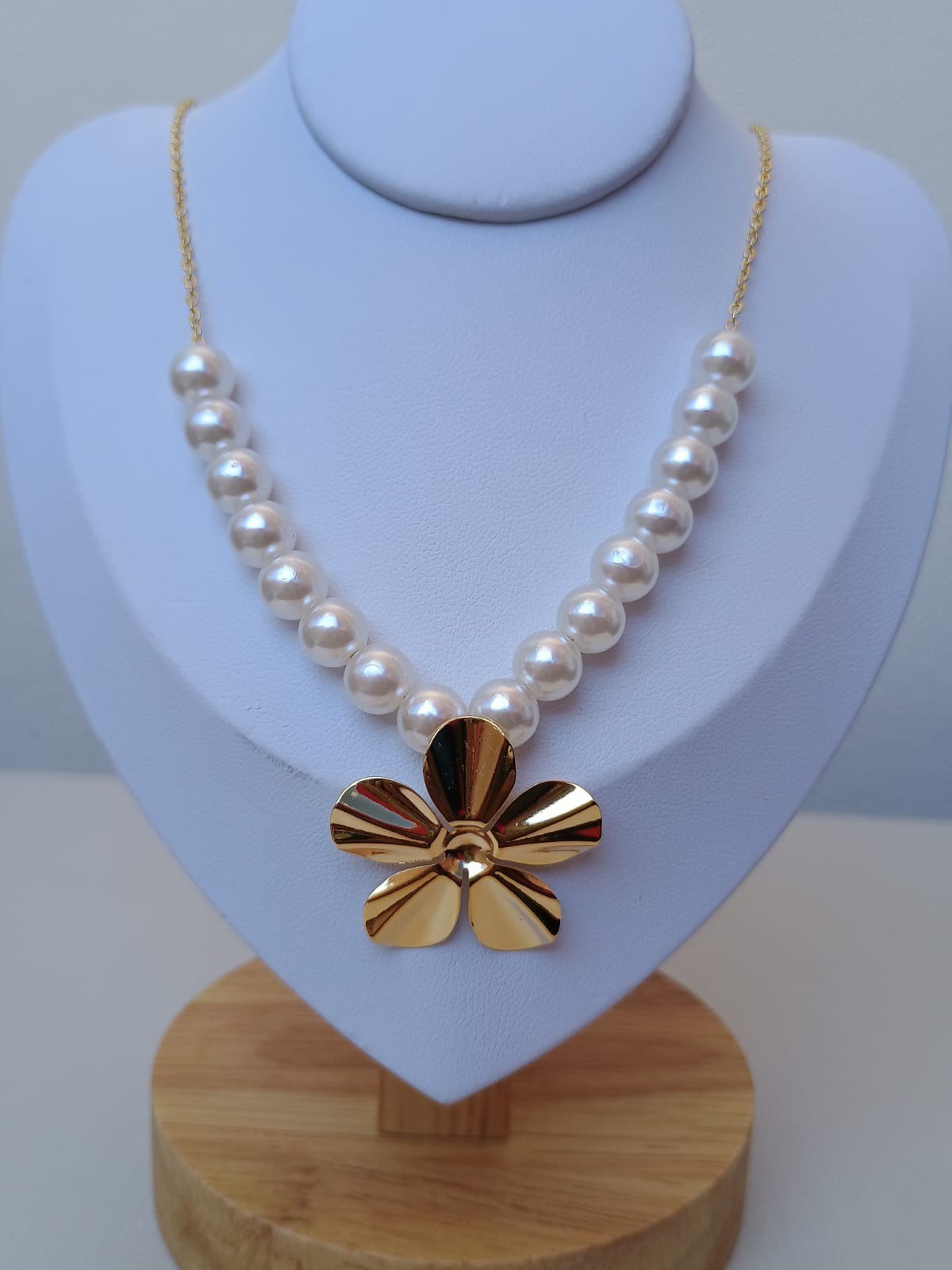 Colar choker com pérolas e flor