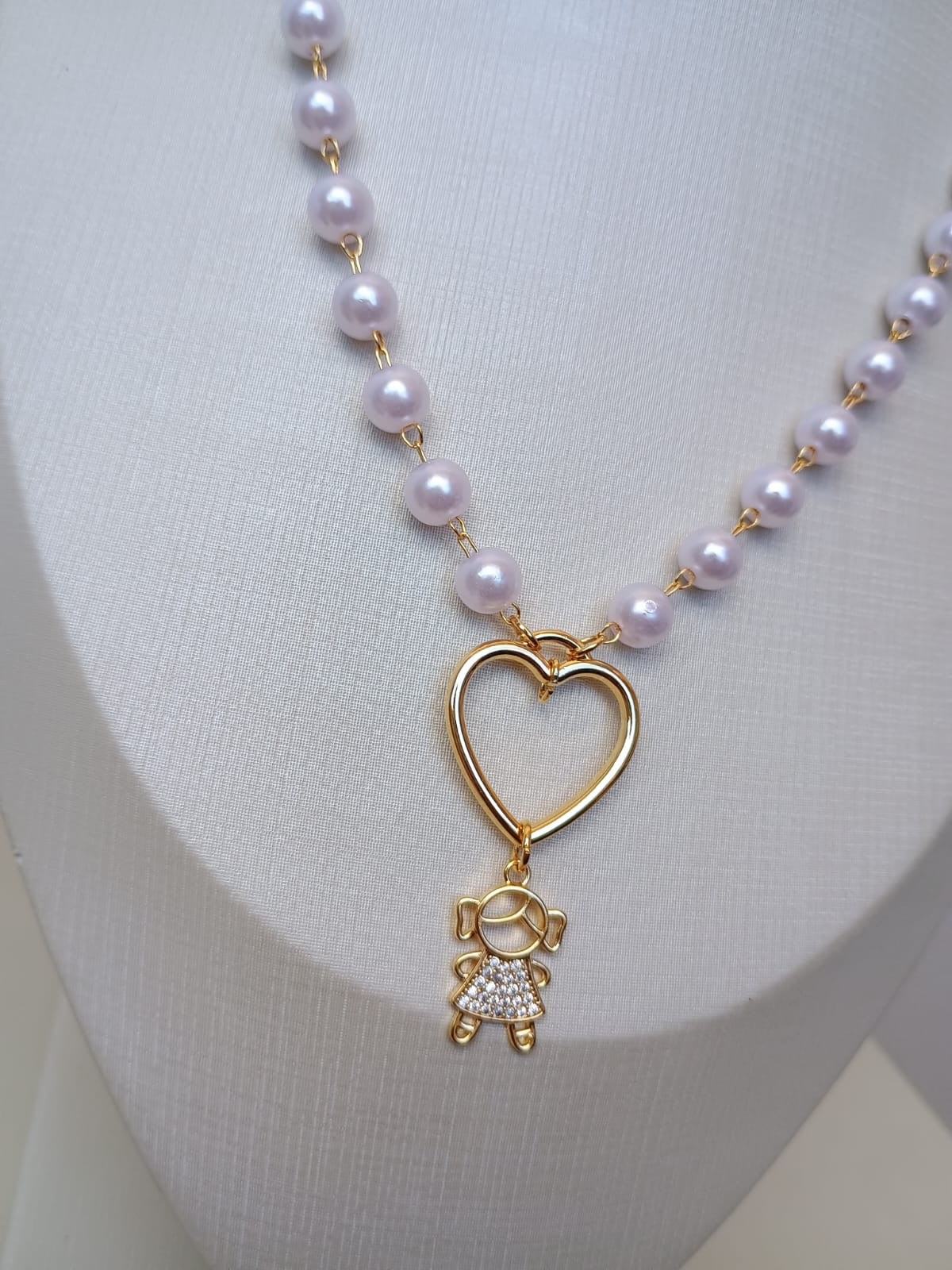 Colar com pérolas e pingente de menina