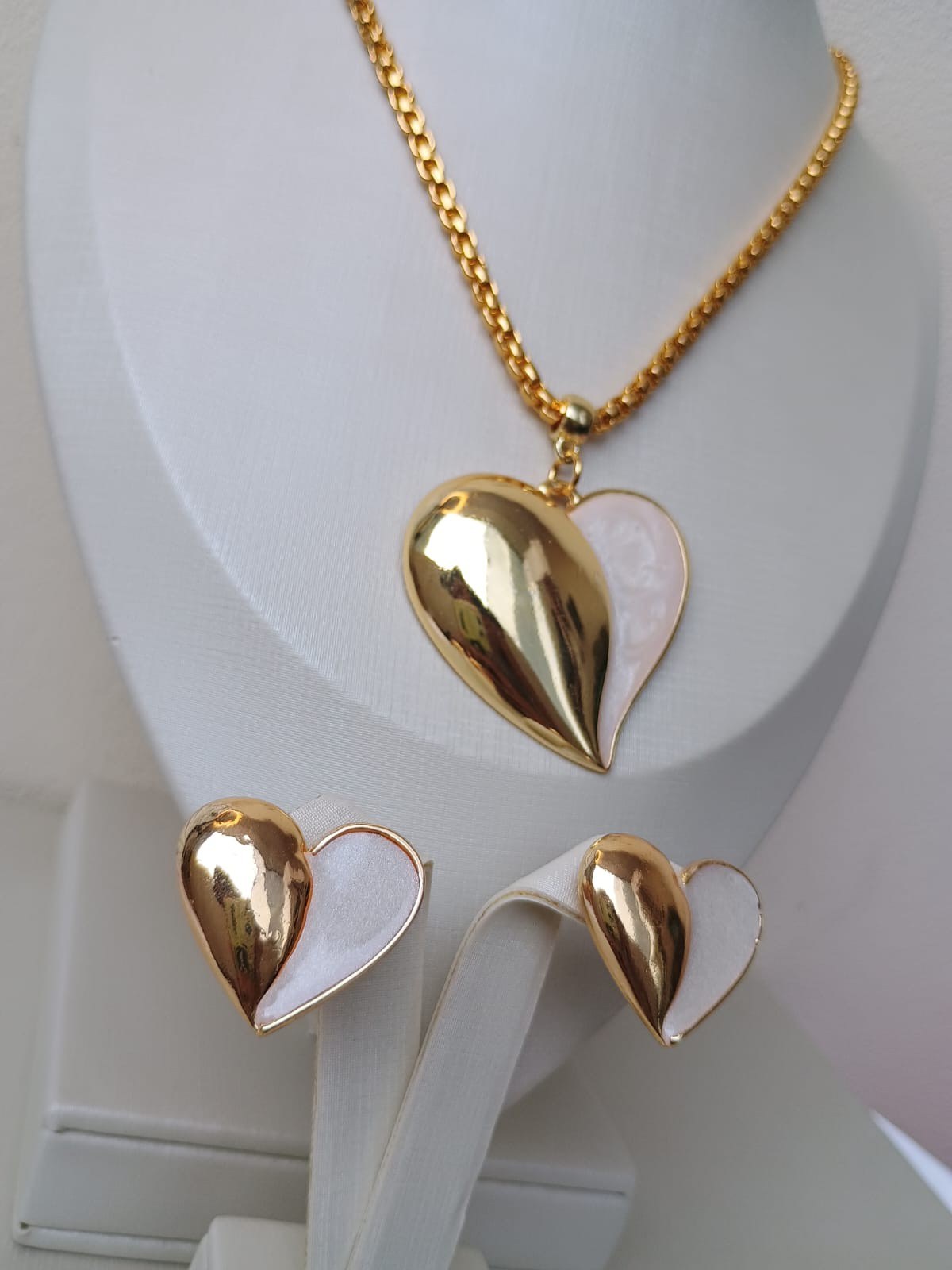 Colar correntaria coração dourado e perolado