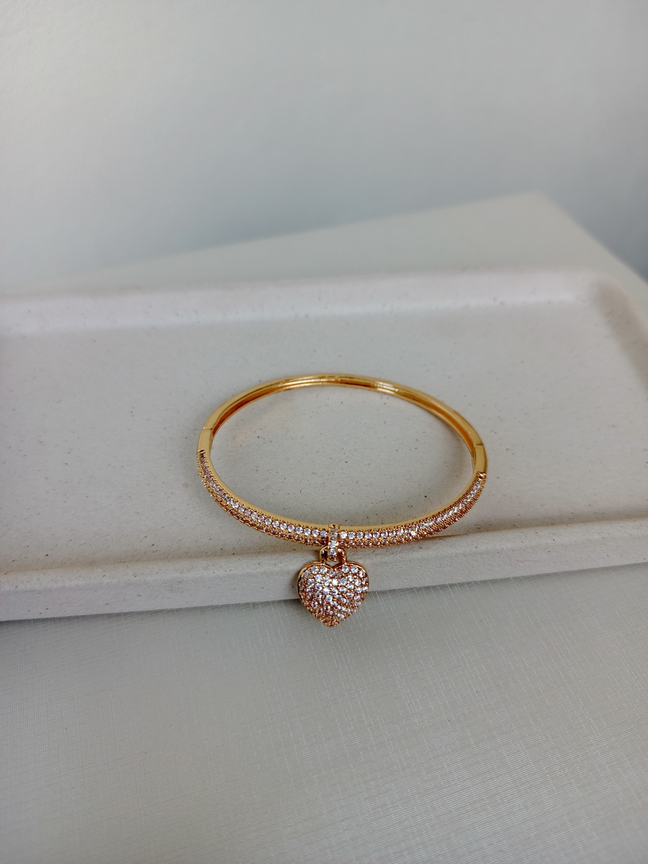 Bracelete com pingente de coração com zircônias