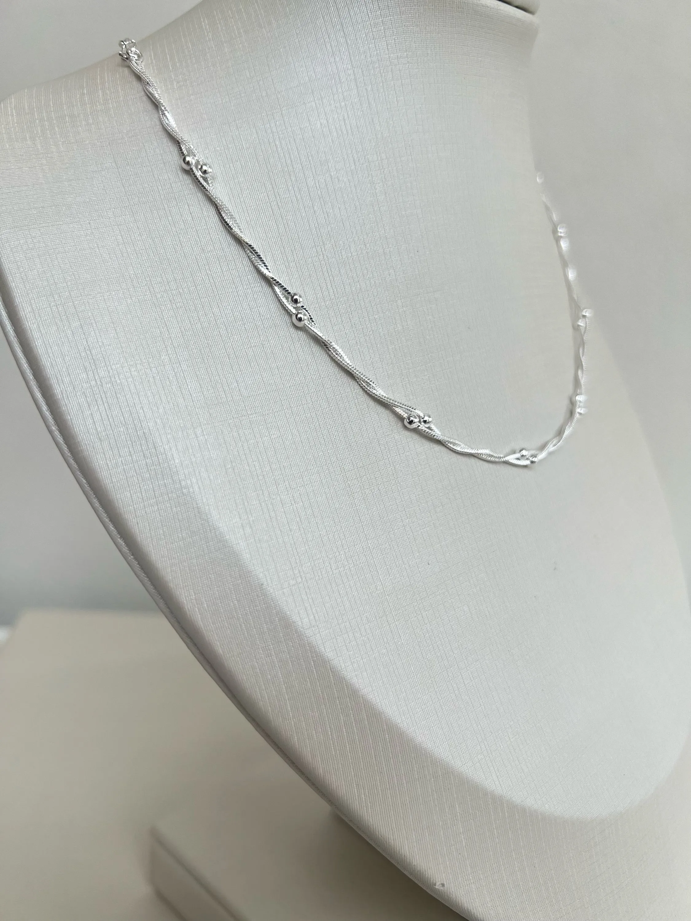 Choker trançada com bolinhas