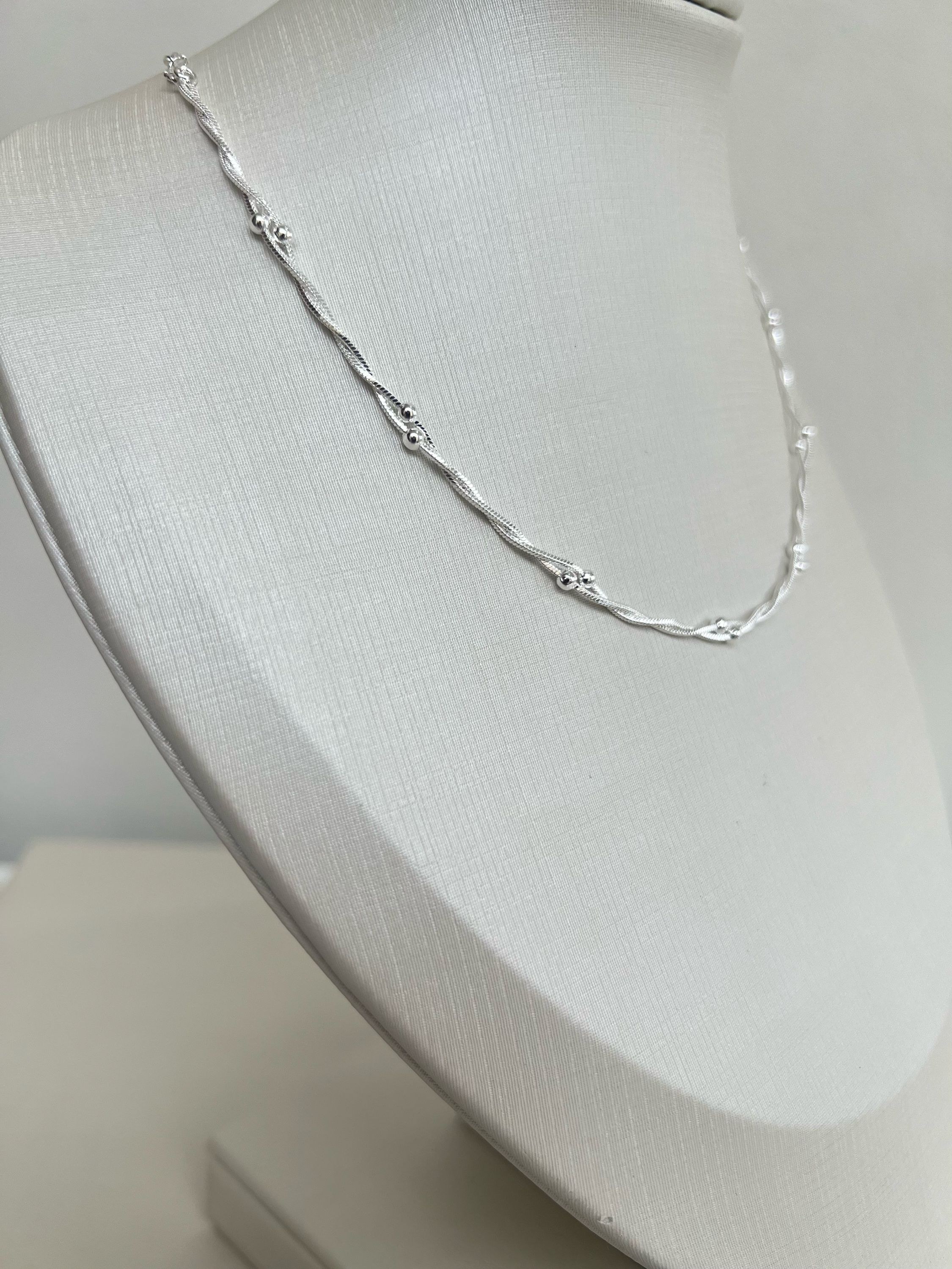 Choker trançada com bolinhas