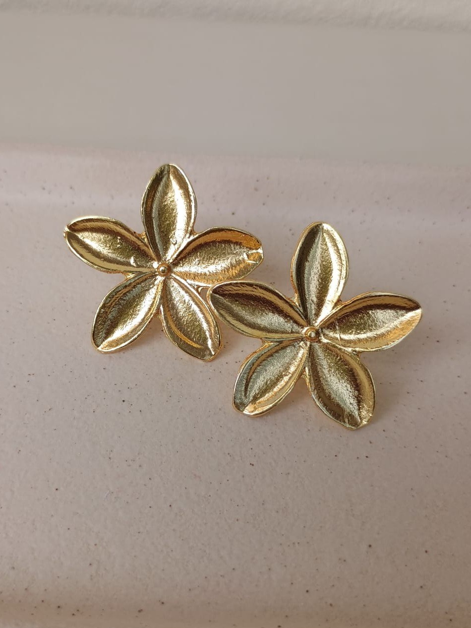 Brinco de flor lisa