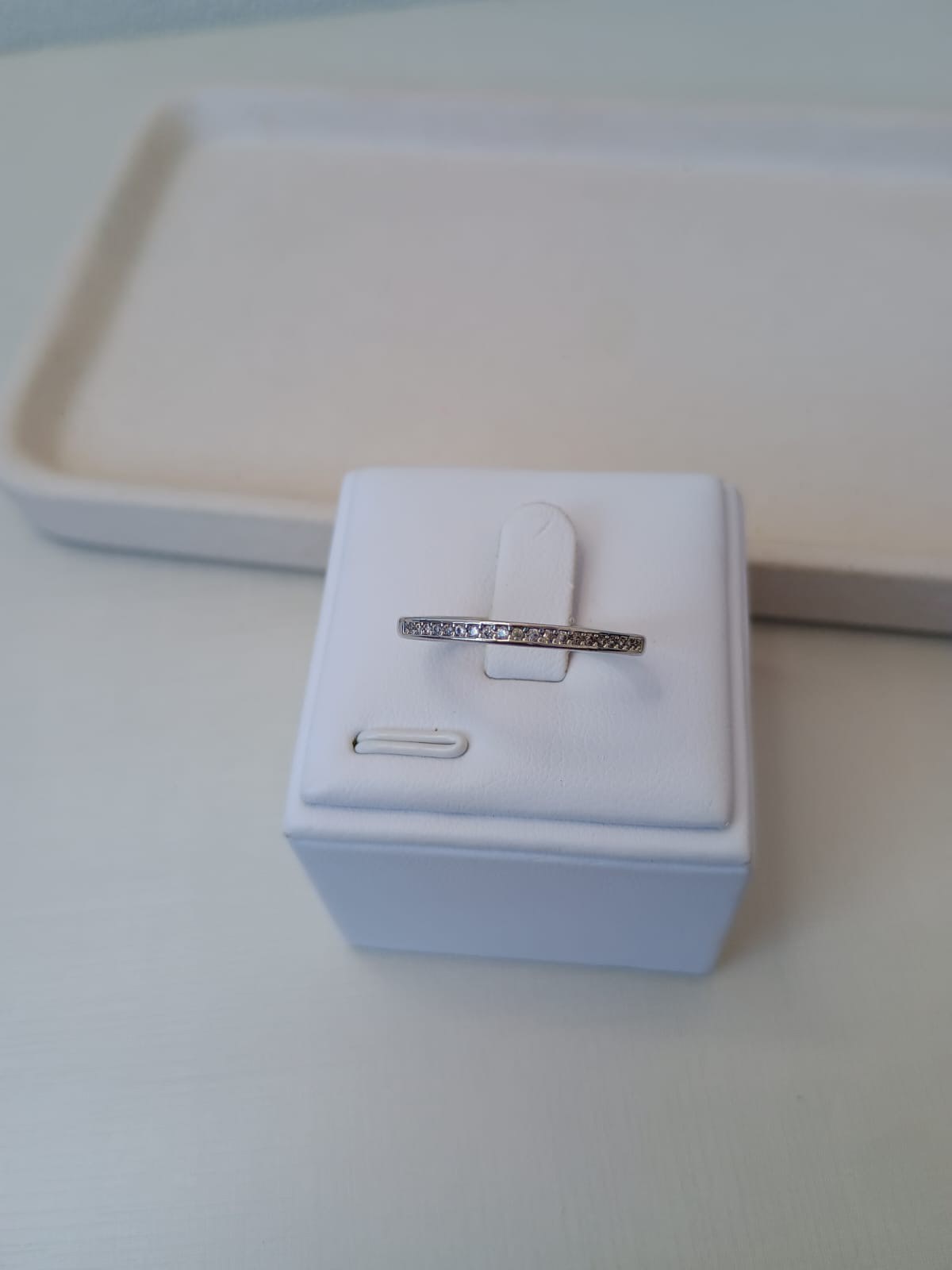 Anel fino cravejado com zircônias