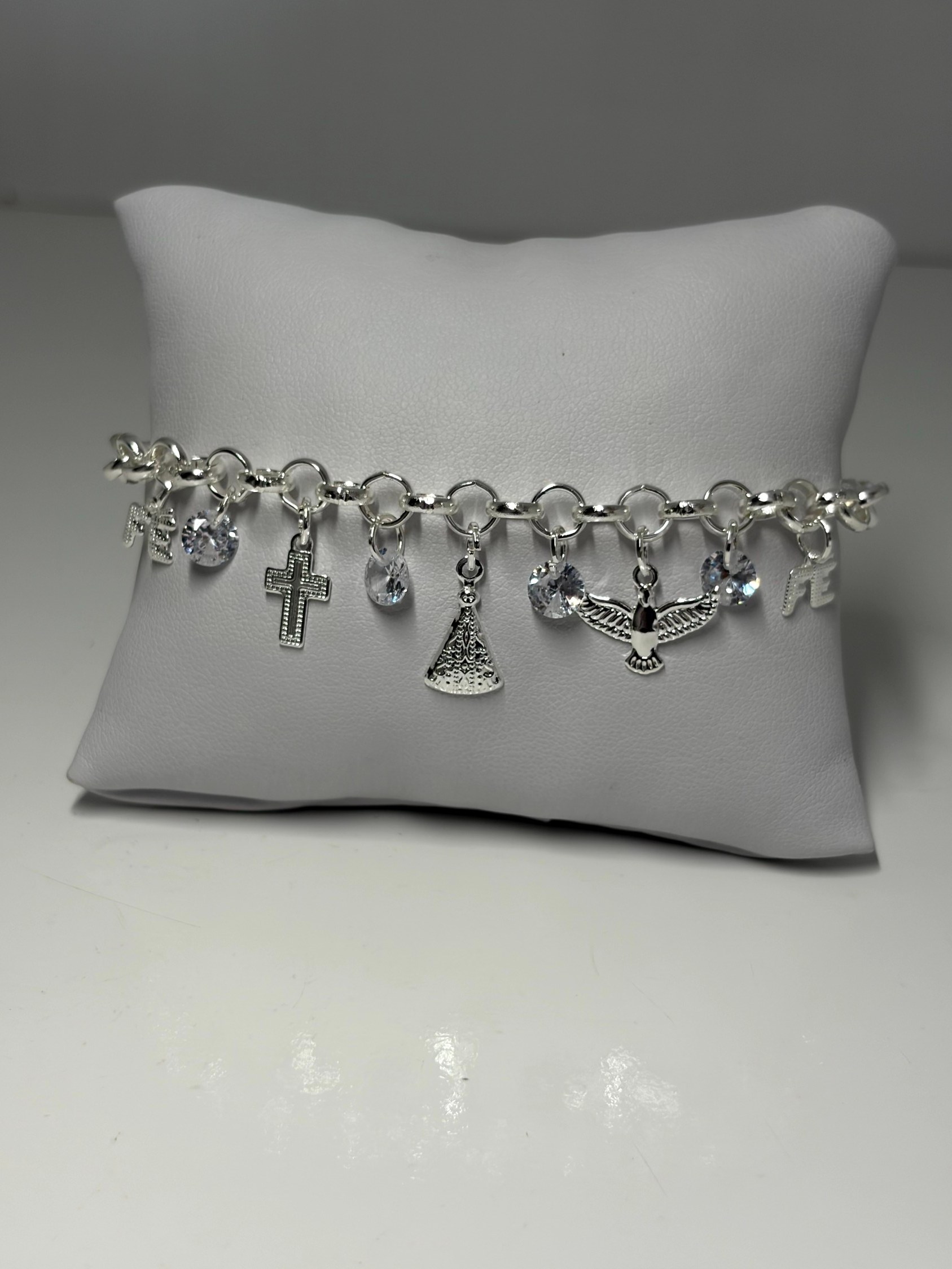 Pulseira com pingentes religiosos