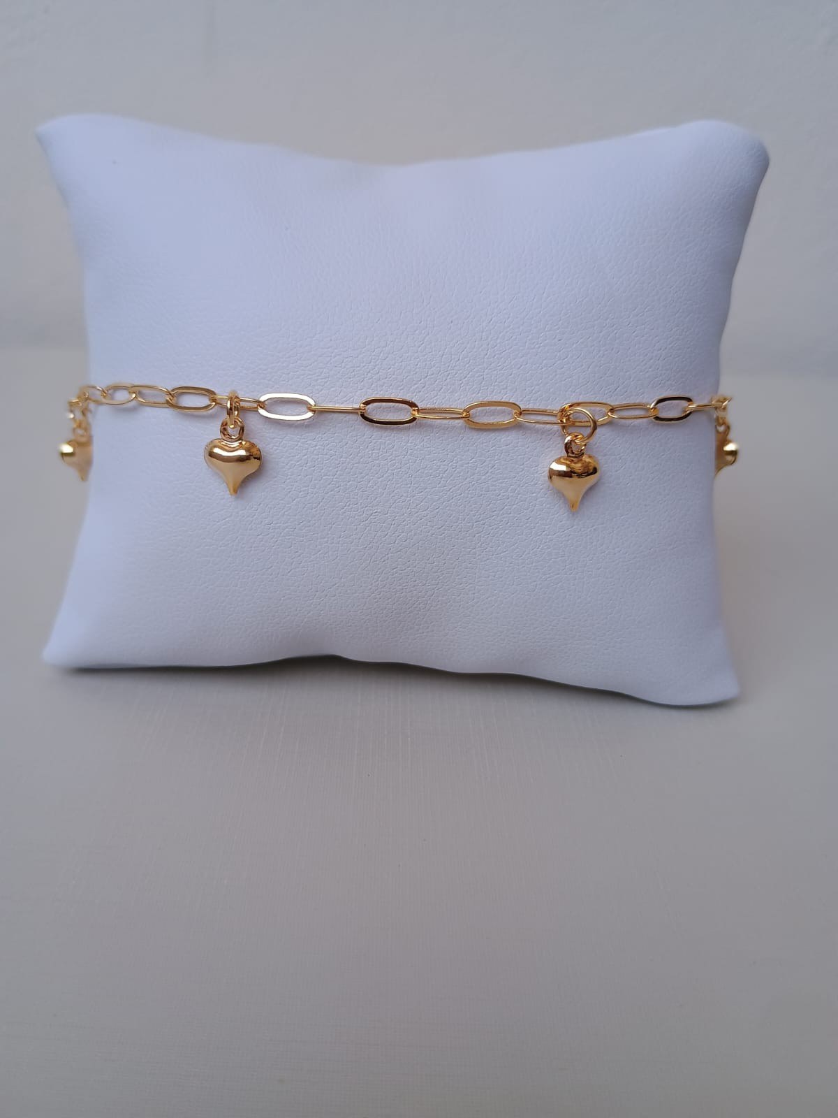 Pulseira com pingentes delicados de coração