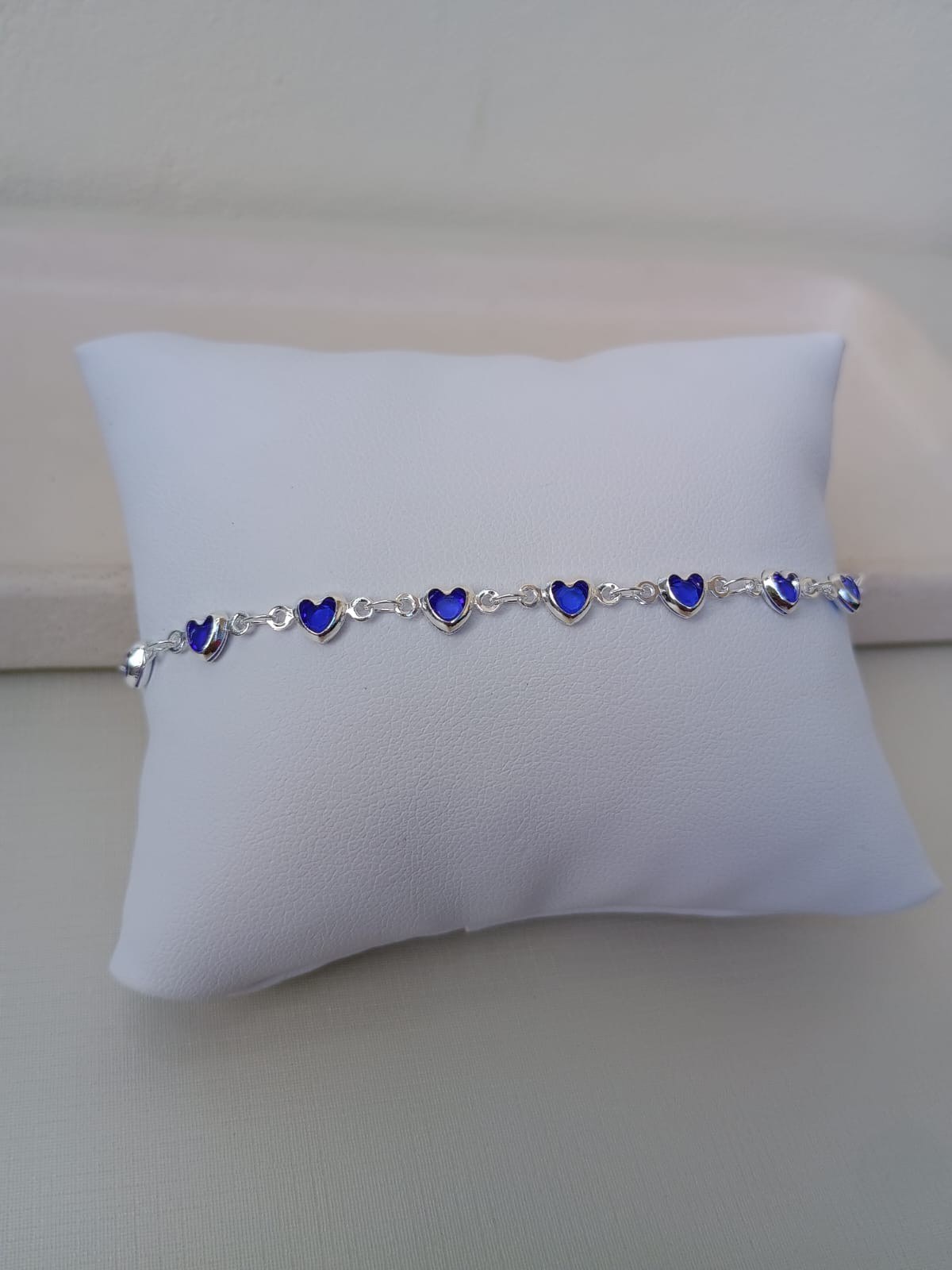 Pulseira delicada de corações azul