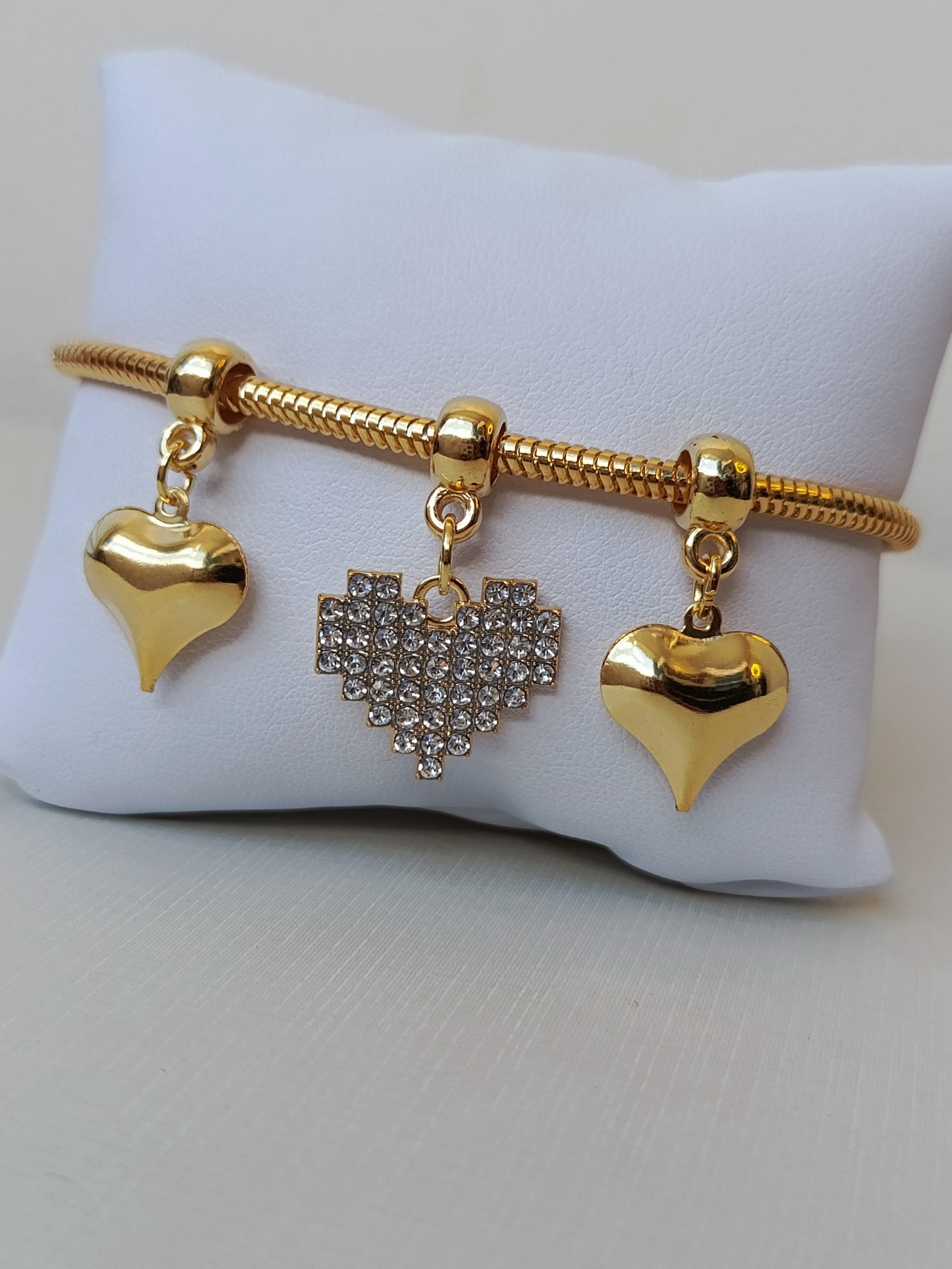 Pulseira com pingente de corações com strass