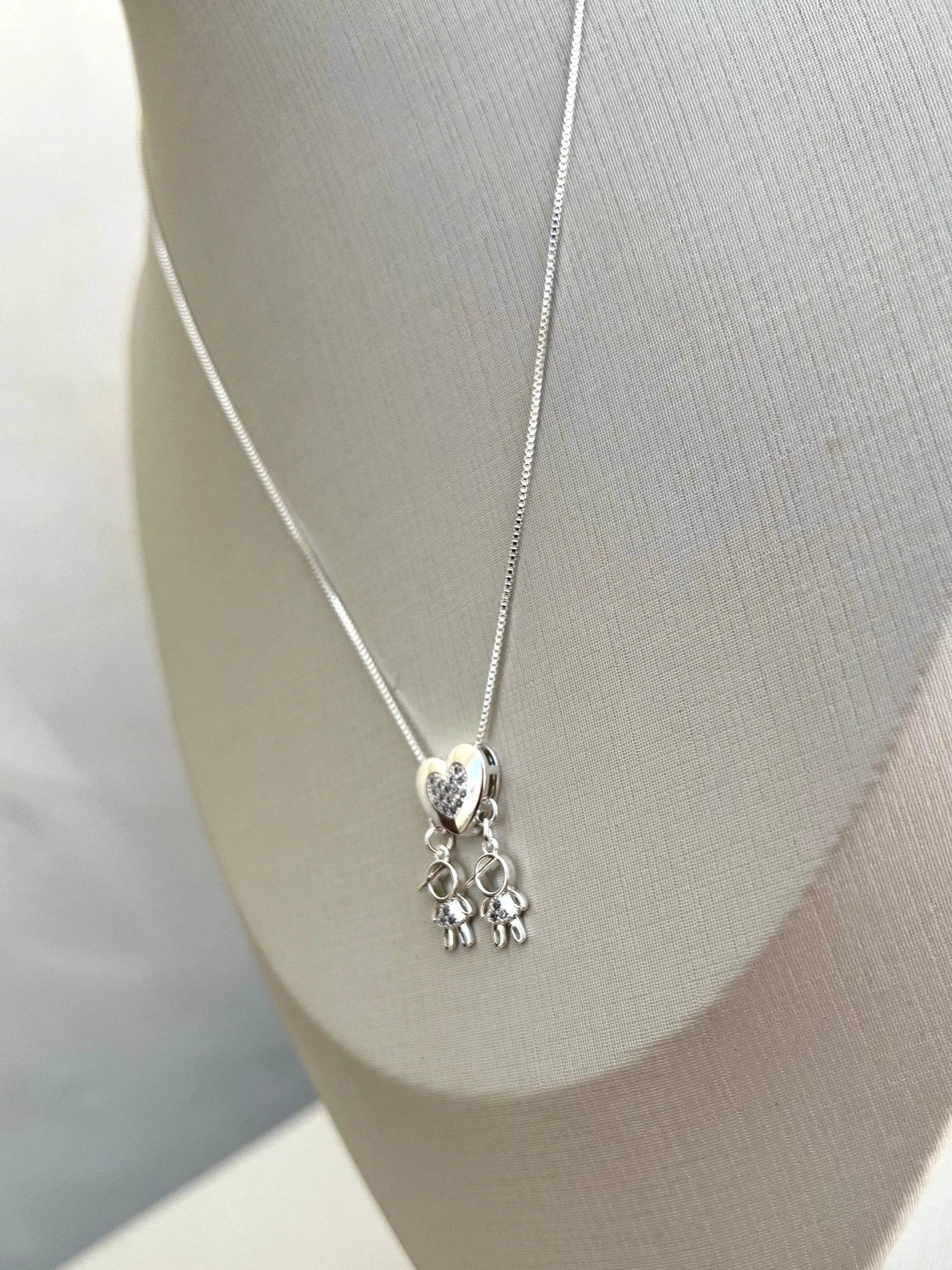 Colar filhos  com pingente de coração strass e dois meninos
