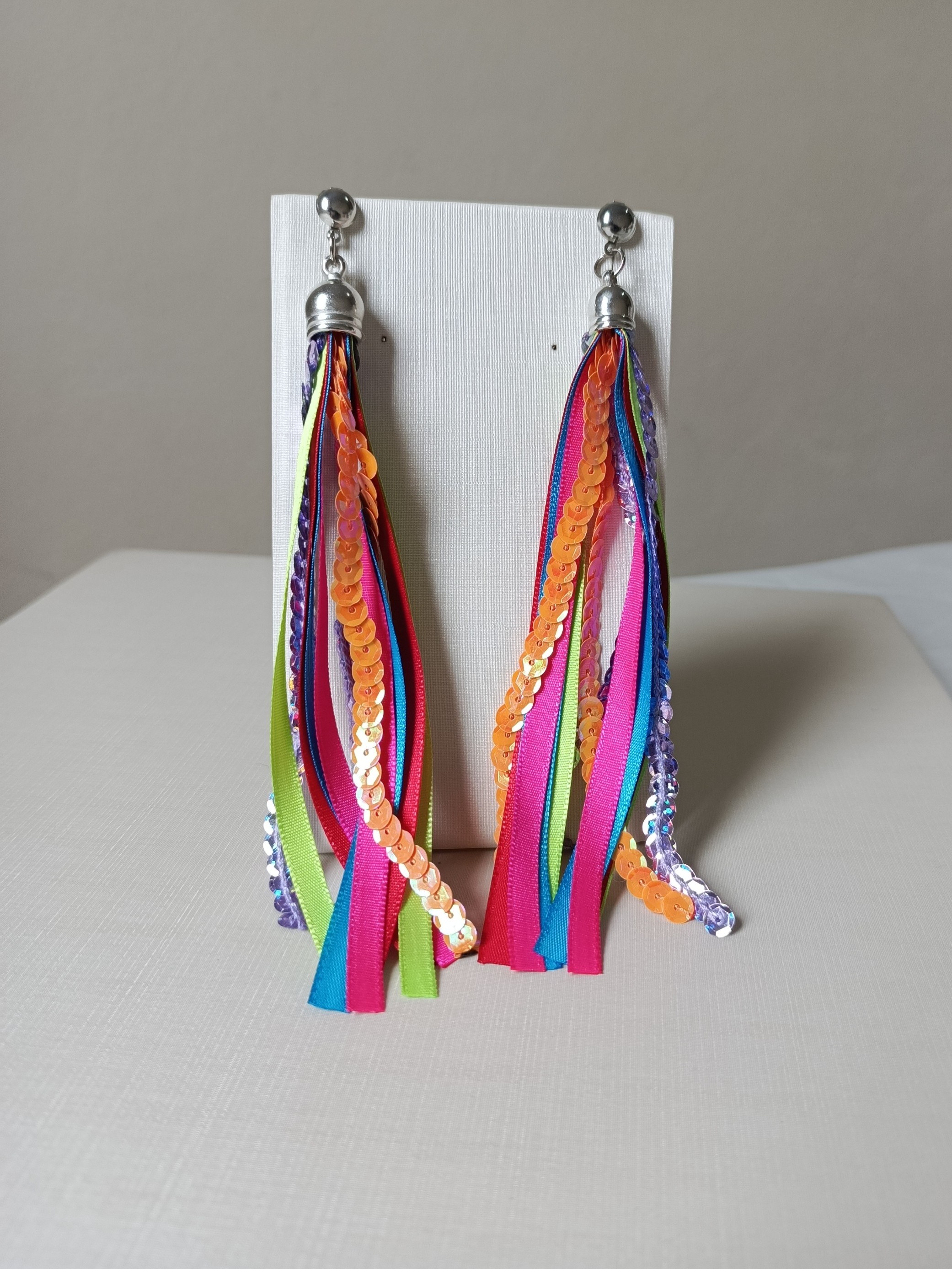 Brincos de carnaval de fitas