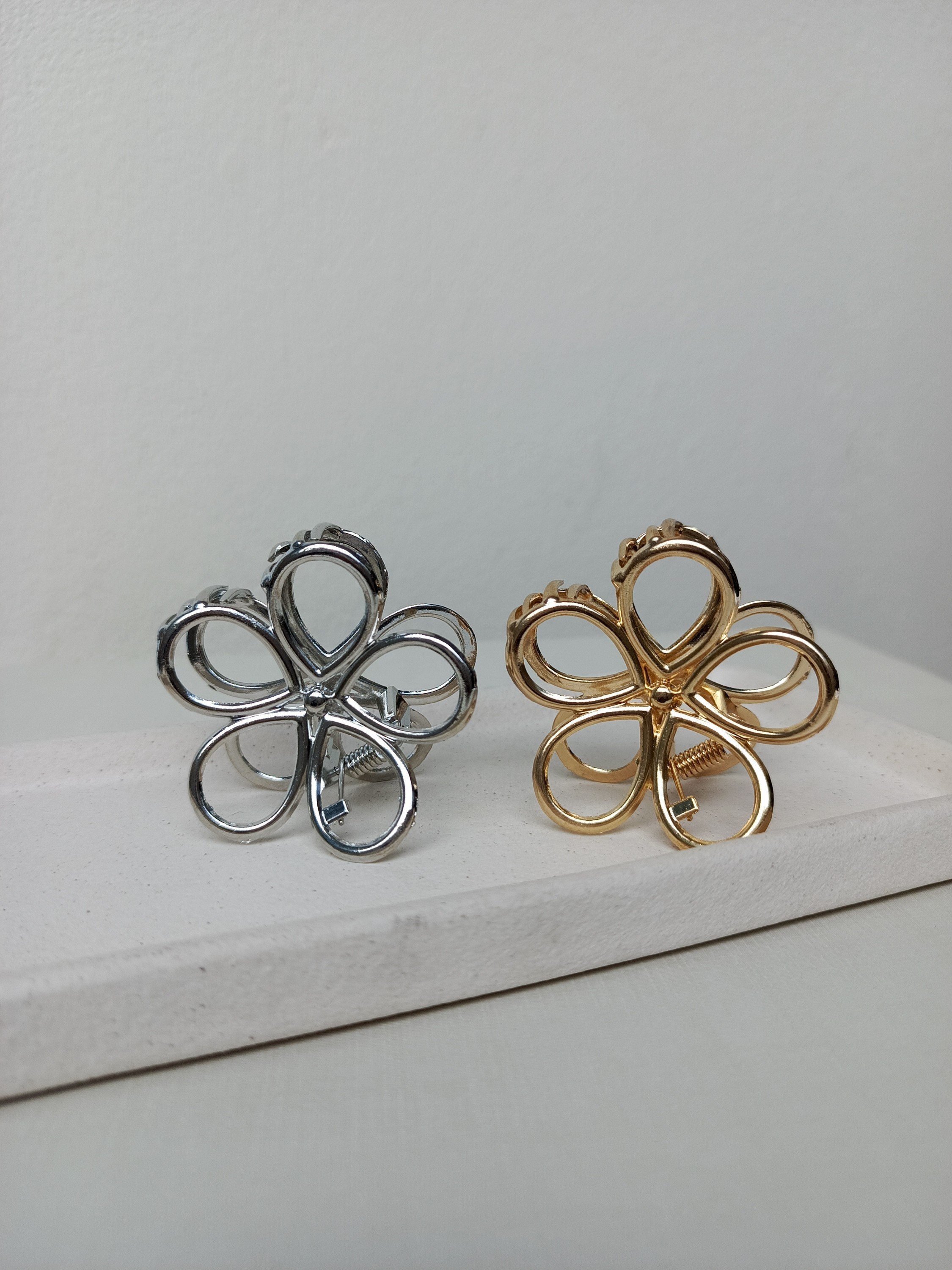 Presilhas de flor vazadas