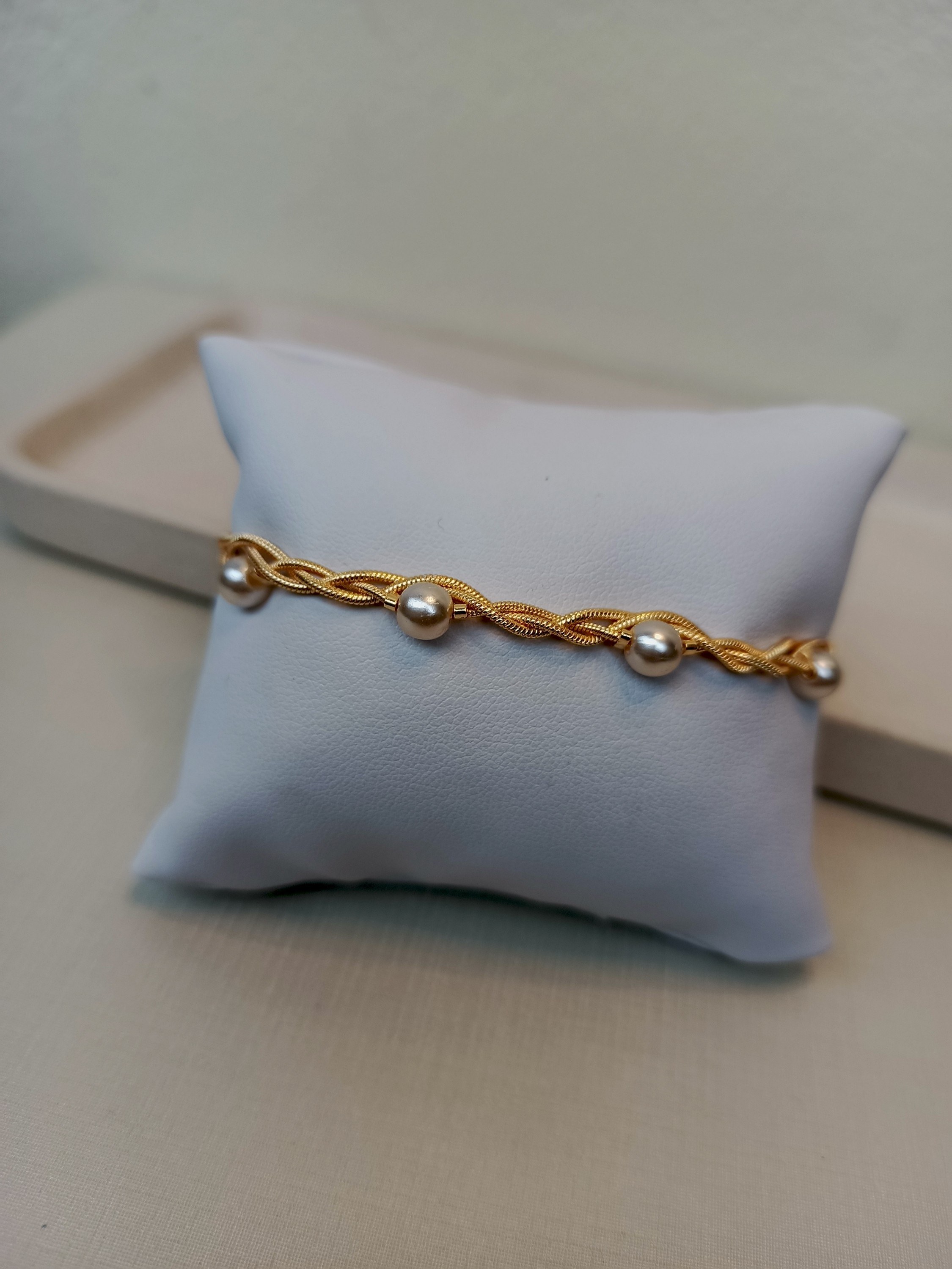 Pulseira trançada com pérolas