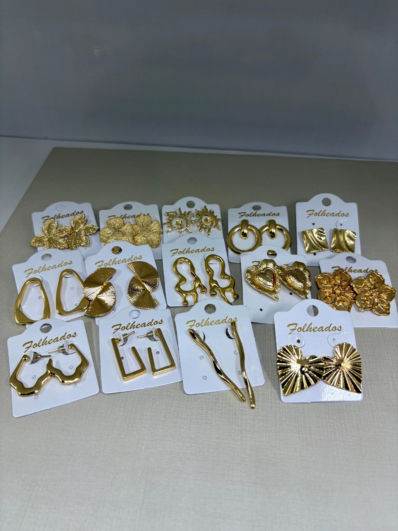 40 brincos e 1 bracelete em apenas um anúncio