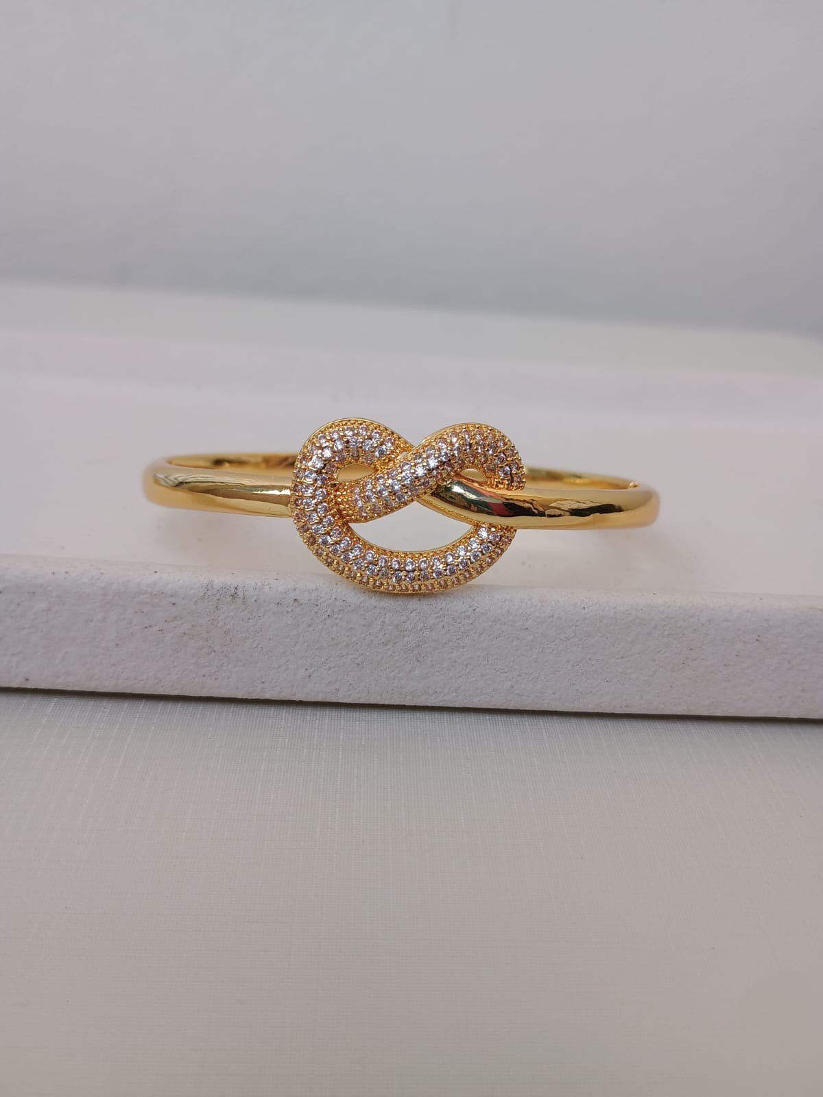 Bracelete com nó cravejado