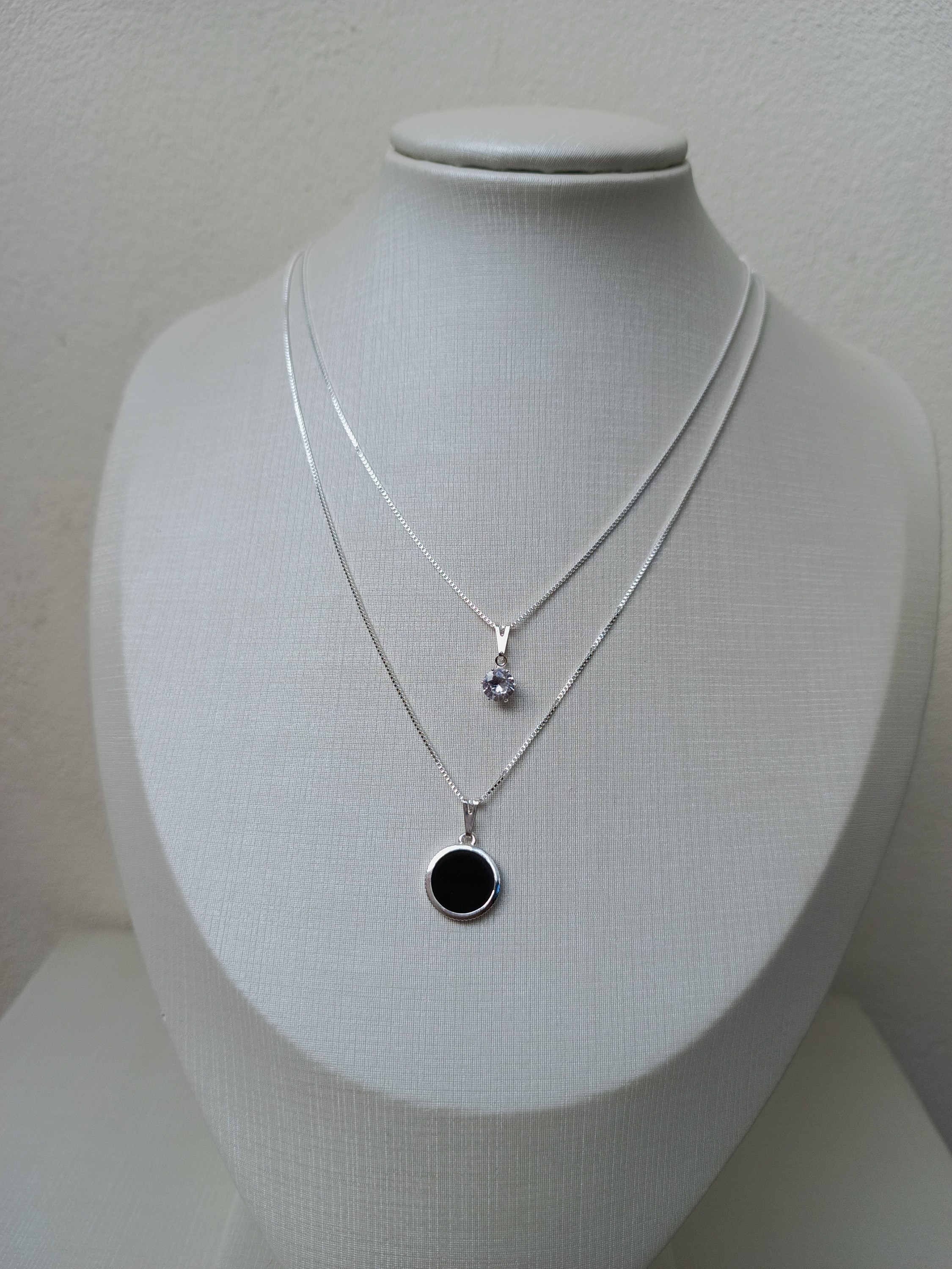 Colar com ponto de luz e pingente circular