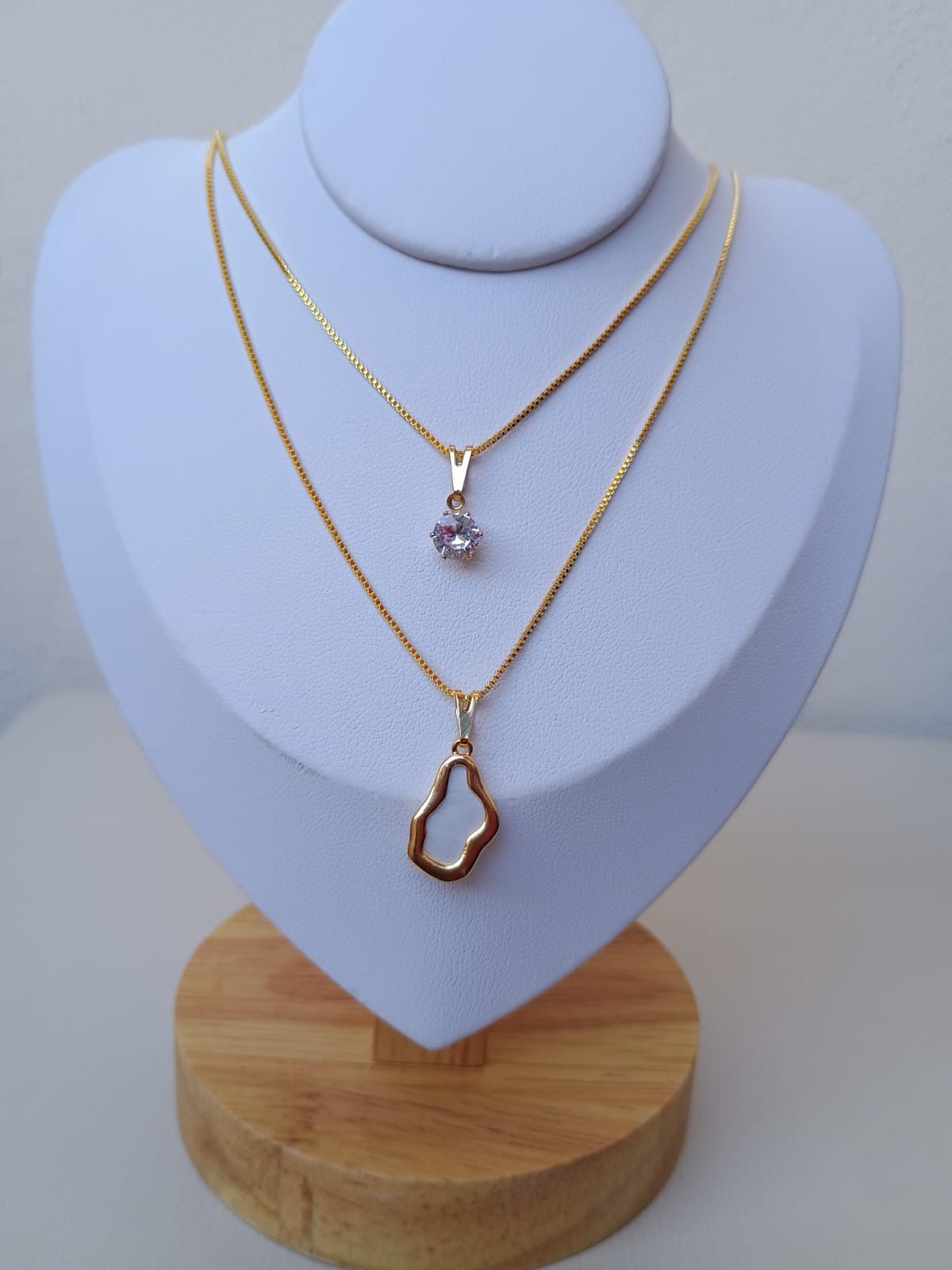 Colar duplo com pingente orgânico branco