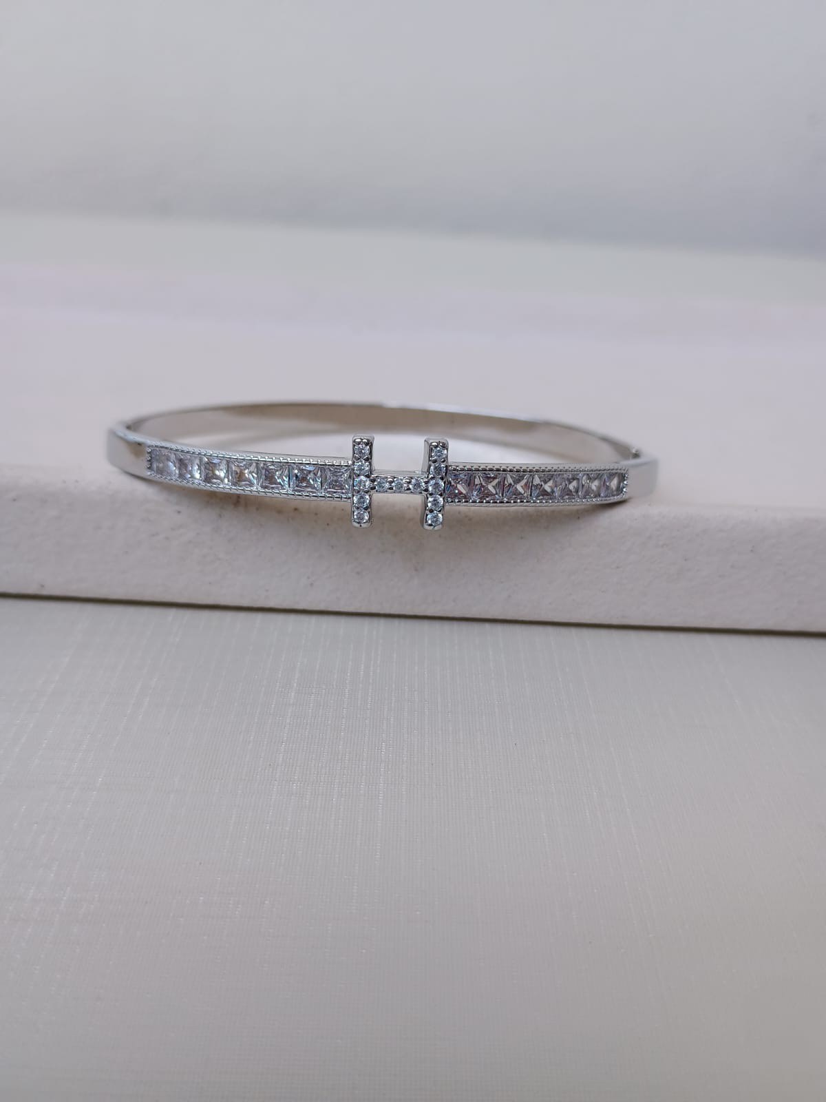 Bracelete cravejado com zircônias